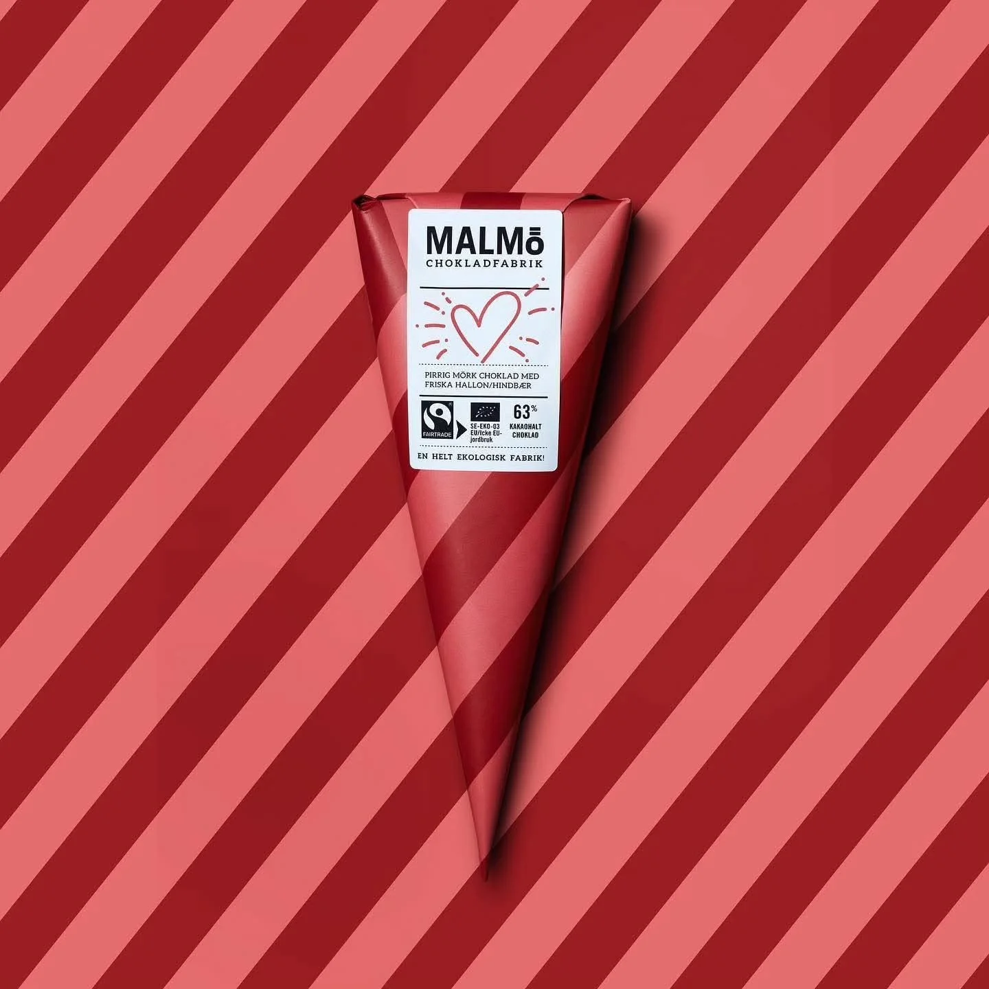 Suklaa on ihanteellinen valinta yst&auml;v&auml;np&auml;iv&auml;lahjaksi ja arjen herkutteluun! 💝 Malm&ouml; Chokladfabrikin suklaa on vastuullisesti valmistettua ja palkittua! Suklaatuutti on t&auml;ynn&auml; herkullisia suklaapaloja eri makuvaihto