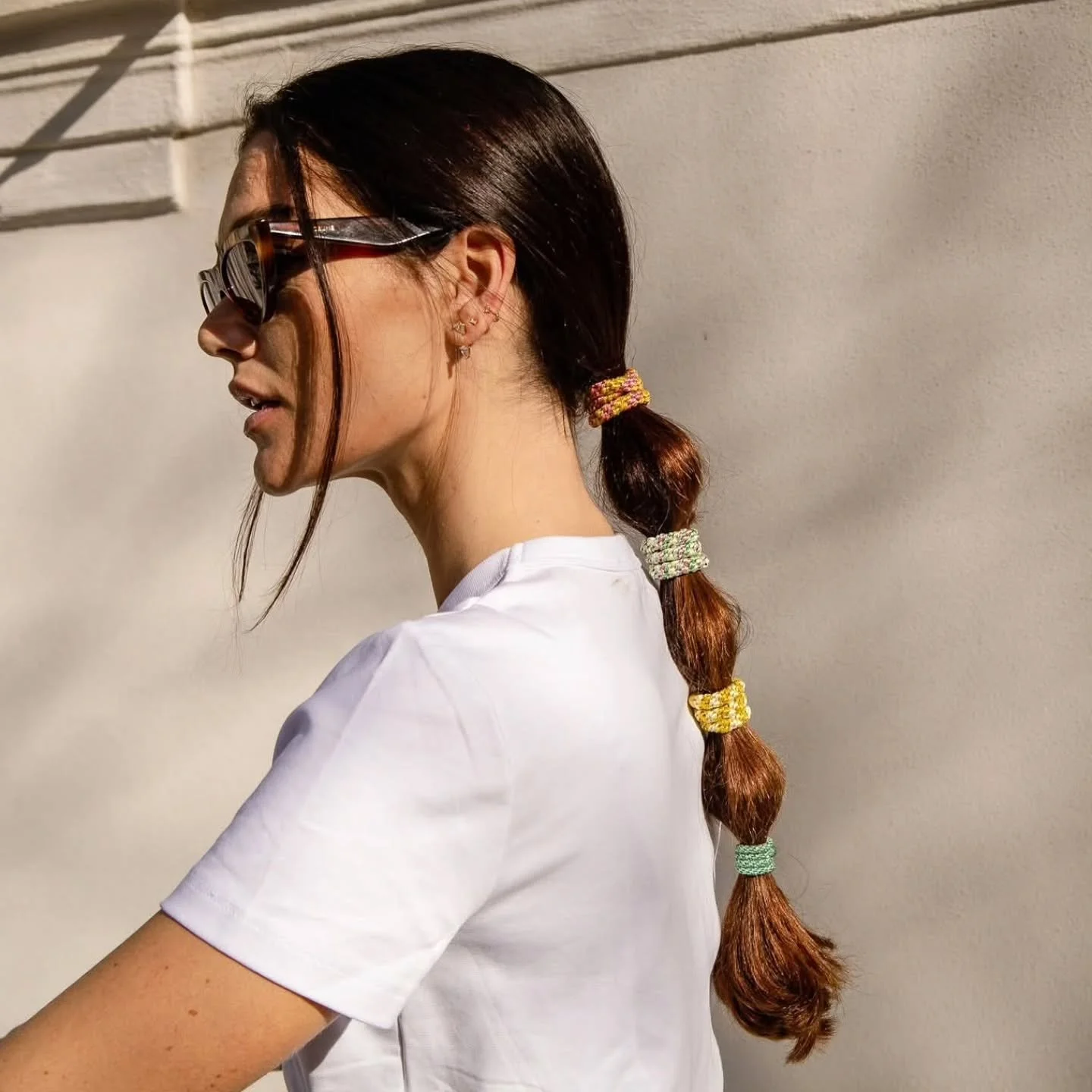 T&auml;ydellinen hiusp&auml;iv&auml; alkaa oikeasta ponnarista! ✨
Rakastetut Kknekki hiuslenkit ovat t&auml;&auml;ll&auml;. Ponnarit pit&auml;v&auml;t hiukset napakasti paikoillaan, eiv&auml;tk&auml; kirist&auml; tai katko niit&auml;. Kknekki ponnari