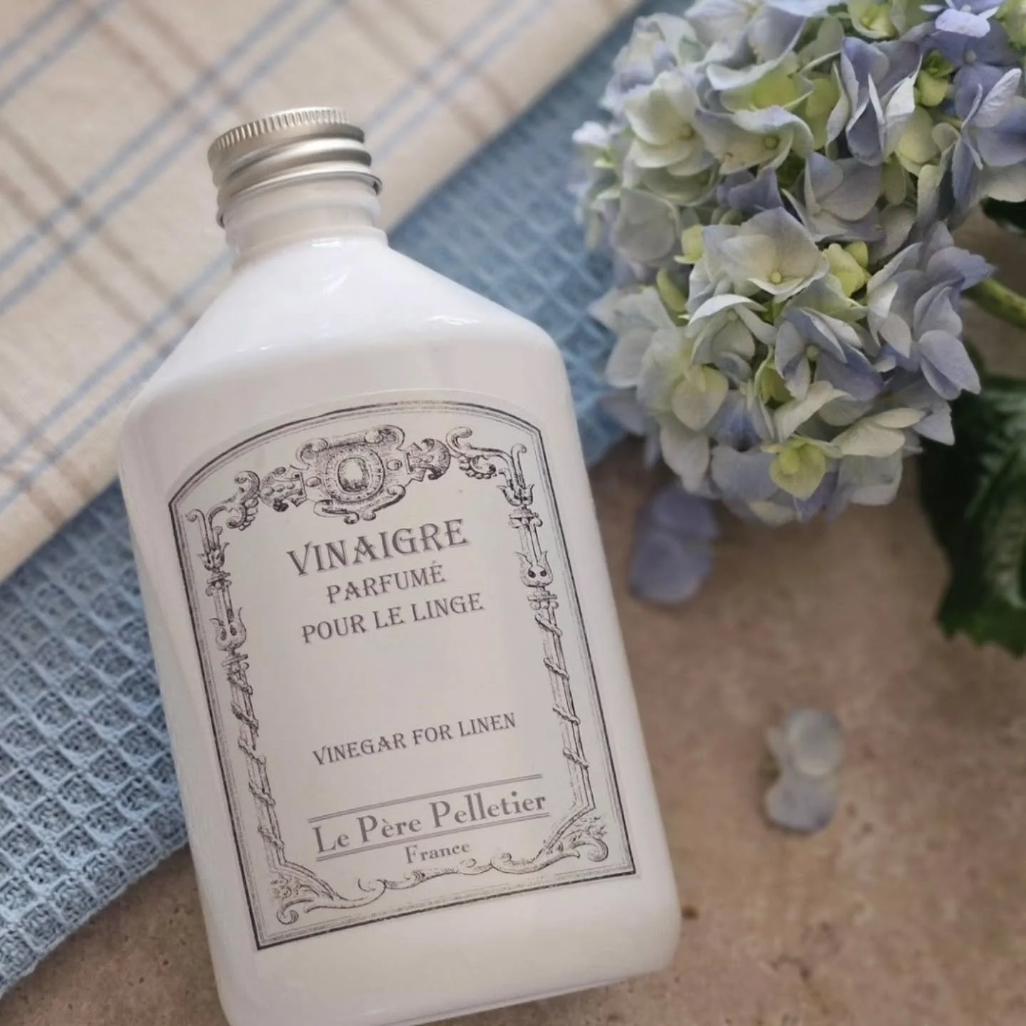 Le P&eacute;re Pelletier pyykkietikka on tehokas ja ymp&auml;rist&ouml;yst&auml;v&auml;llinen tapa viimeistell&auml; pyykki. Se tekee tekstiileist&auml; pehmeit&auml;, poistaa ep&auml;miellytt&auml;vi&auml; hajuja ja auttaa s&auml;ilytt&auml;m&auml;&