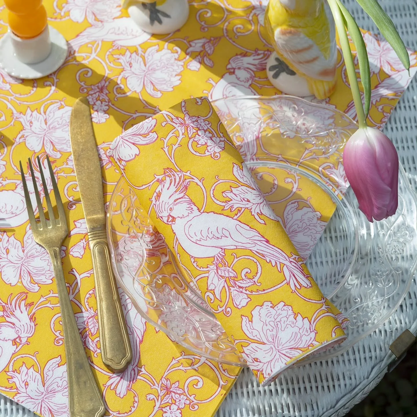 Upeat Fran&ccedil;oice Paviot -lautasliinat ovat nyt saatavilla myym&auml;l&ouml;ist&auml;mme Fredalta ja Munkkiniemest&auml;! Laadukkaat ja kuitukankaasta valmistetut 40x40cm kokoiset lautasliinat tuovat p&ouml;yt&auml;&auml;n ripauksen ranskalaista