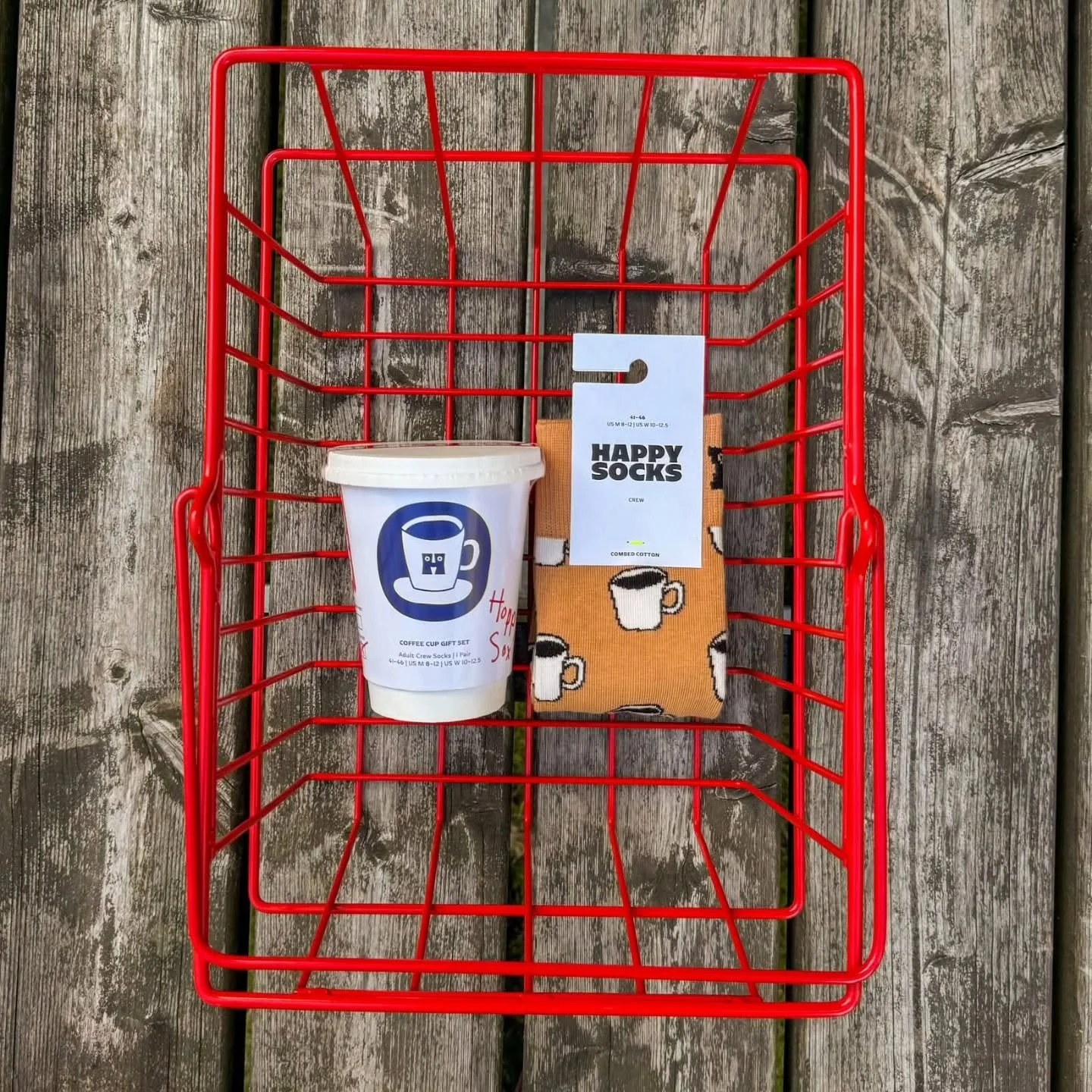 Etsitk&ouml; t&auml;ydellist&auml; lahjaa, joka on yht&auml;aikaa k&auml;yt&auml;nn&ouml;llinen ja hauska? 🧦
Happy Socks -sukat tuovat v&auml;ri&auml; ja iloa jokaiseen p&auml;iv&auml;&auml;n! Laadukkaat materiaalit ja rohkeat kuosit tekev&auml;t ni