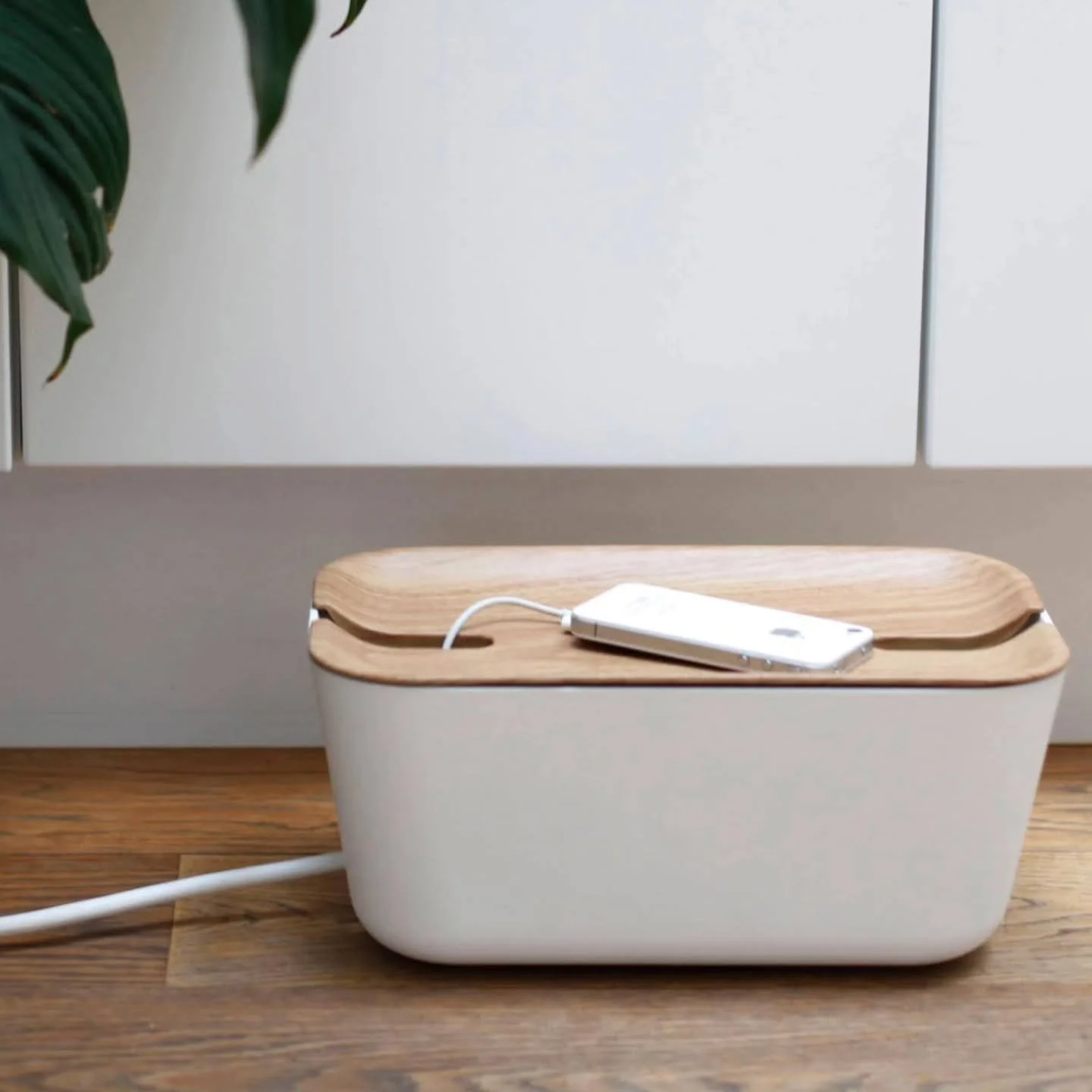 Sano hyv&auml;stit sotkuisille johdoille! 🪄
Bosignin kaapelikotelo tekee arjesta siistimp&auml;&auml; ja turvallisempaa. Piilota jatkojohdot, laturit ja ylim&auml;&auml;r&auml;iset kaapelit tyylikk&auml;&auml;sti. Minimalistinen muotoilu sopii t&aum