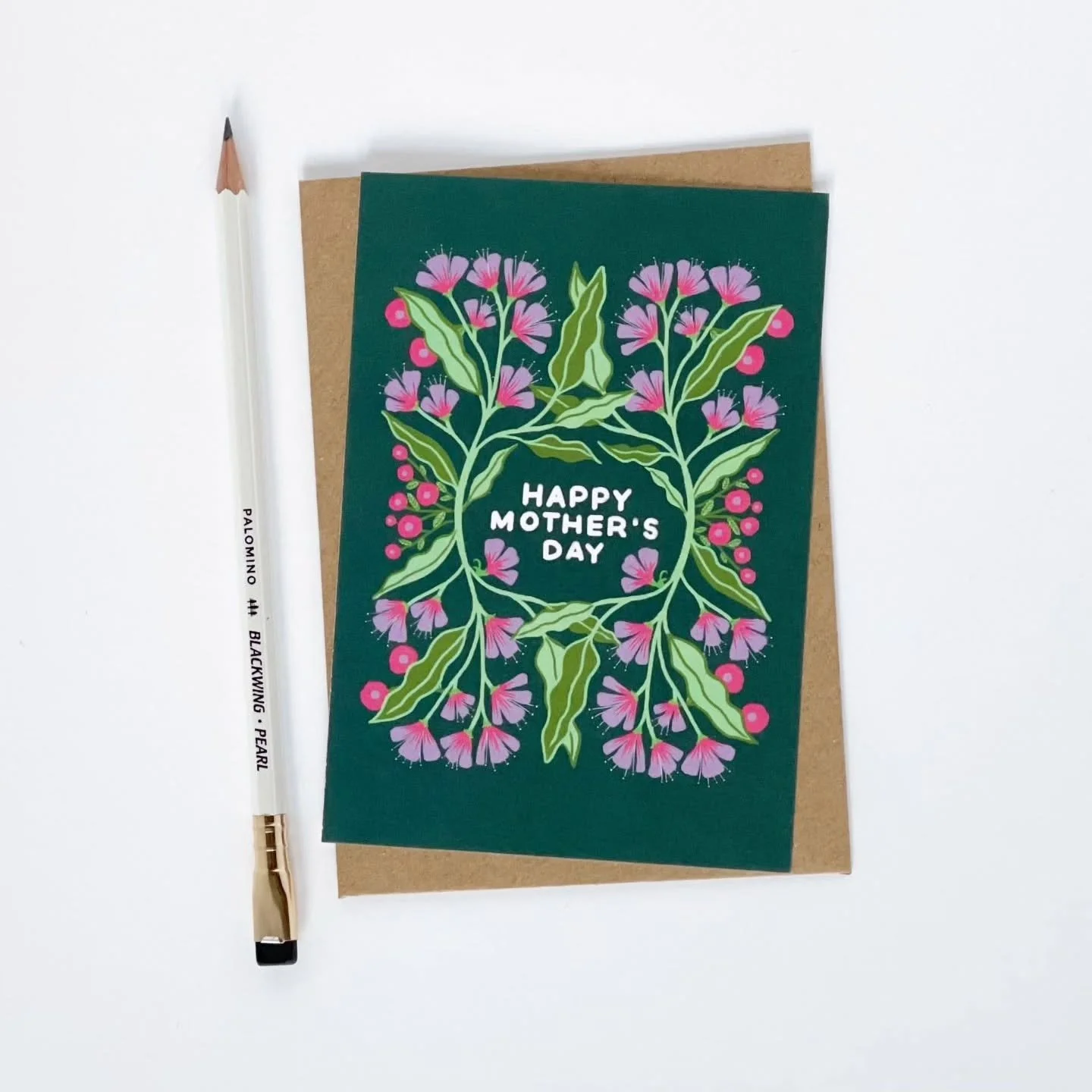Ensi viikolla vietet&auml;&auml;n &auml;itienp&auml;iv&auml;&auml;! 💐
Muista &auml;iti&auml; kauniilla &auml;itienp&auml;iv&auml;kortilla. Valikoimastamme l&ouml;yd&auml;t huolella suunniteltuja kortteja, joissa yhdistyv&auml;t ajaton estetiikka ja 