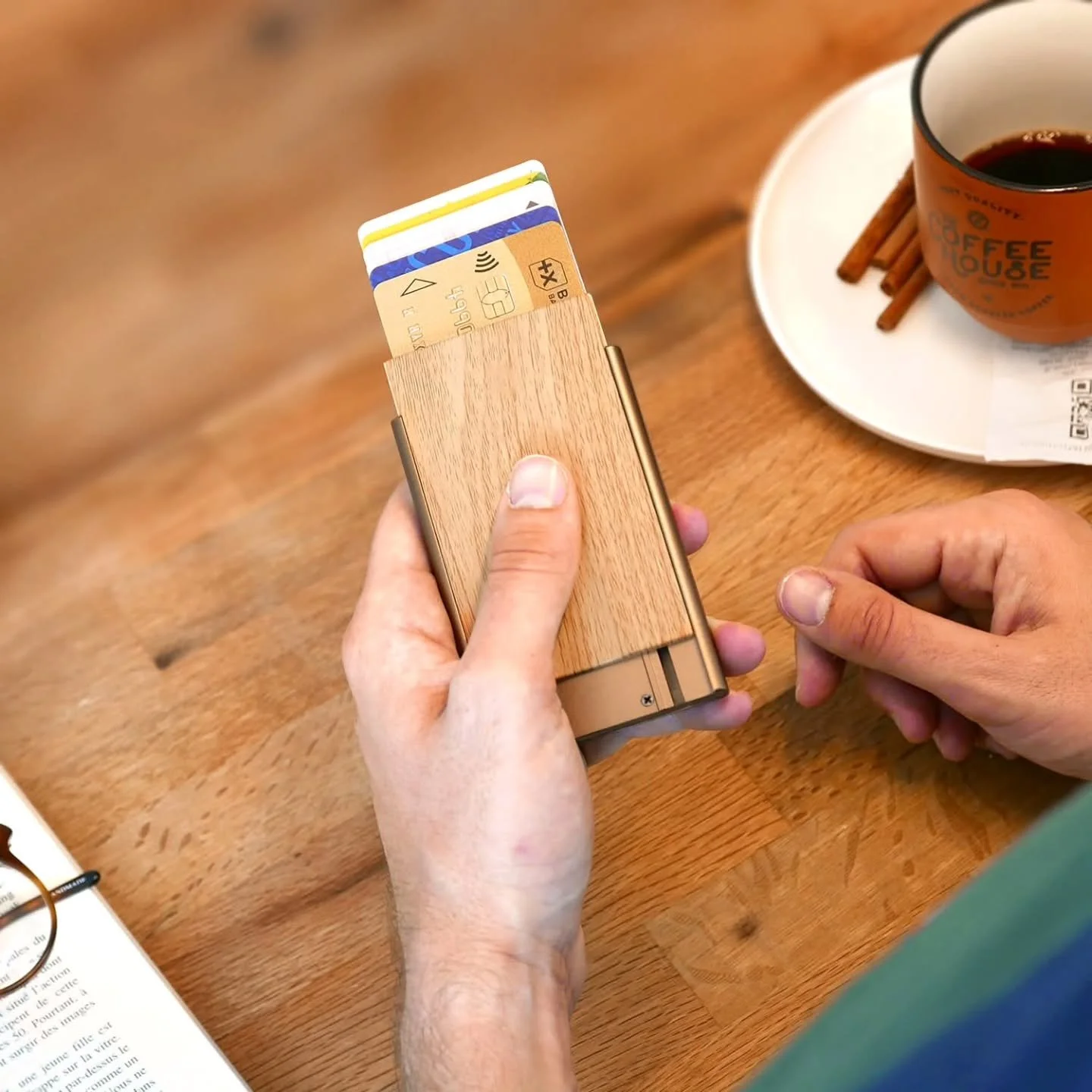P&auml;ivit&auml; lompakkosi uudelle tasolle, valitse &Ouml;gon! 
&Ouml;gon korttikotelo on minimalistinen, kompakti ja RFID-suojattu. Laadukkaasti viimeistelty korttikotelo on alumiinia ja kevyt kantaa mukana. Valitse omasi useista v&auml;reist&auml