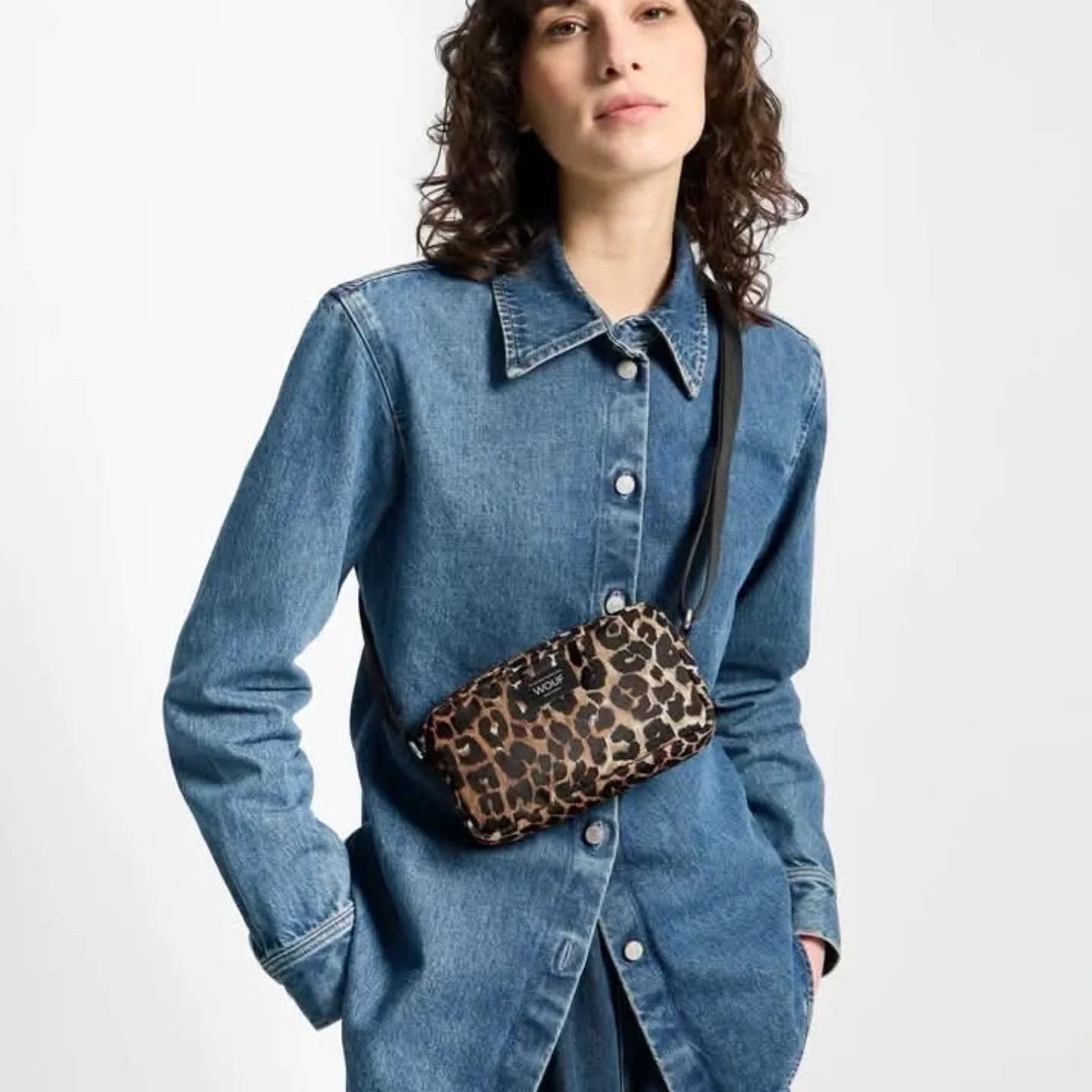 WOUF Mini Bag on tyylik&auml;s, kompakti ja t&auml;ydellinen arjen menoihin! 🐆 Uutuuslaukkuun mahtuvat kaikki t&auml;rkeimm&auml;t tavarat kuten puhelin, avaimet ja lompakko. S&auml;&auml;dett&auml;v&auml; olkahihna tekee k&auml;yt&ouml;st&auml; muk