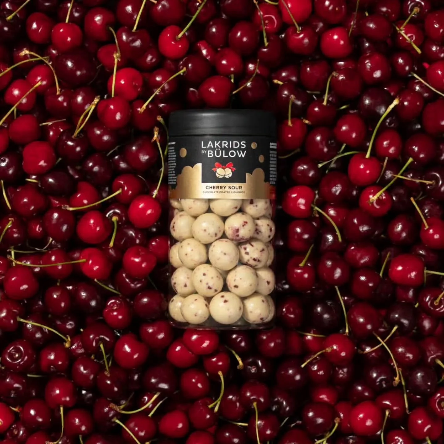 Lakrids by B&uuml;low syksyn uutuusmaku kirsikka on saapunut! Herkullinen yhdistelm&auml; lakritsia ja valkoista suklaata makeilla kirsikoilla on syksyn ehdoton suosikki! 🍒

Lakrids by B&uuml;low valikoiman l&ouml;yd&auml;t myym&auml;l&ouml;ist&auml