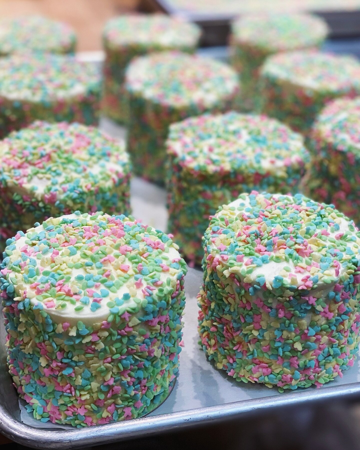 Tiny Easter cakes 🐣 with yellow cake layers, vanilla pastry cream filling, buttercream frosting and pastel sprinkles.