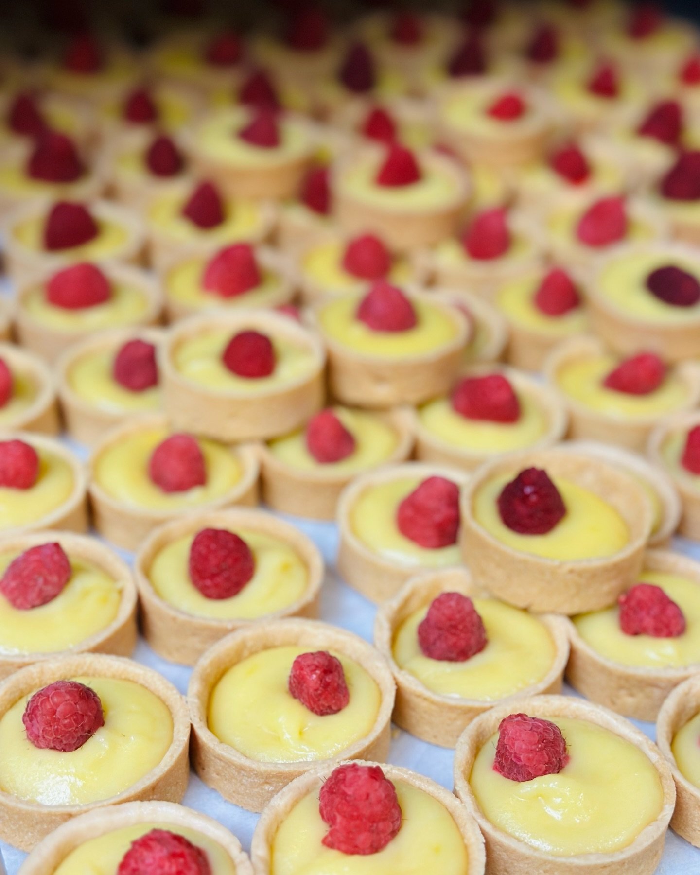 Petite Lemon Curd Tarts studded with fresh raspberries 🍋 🍮