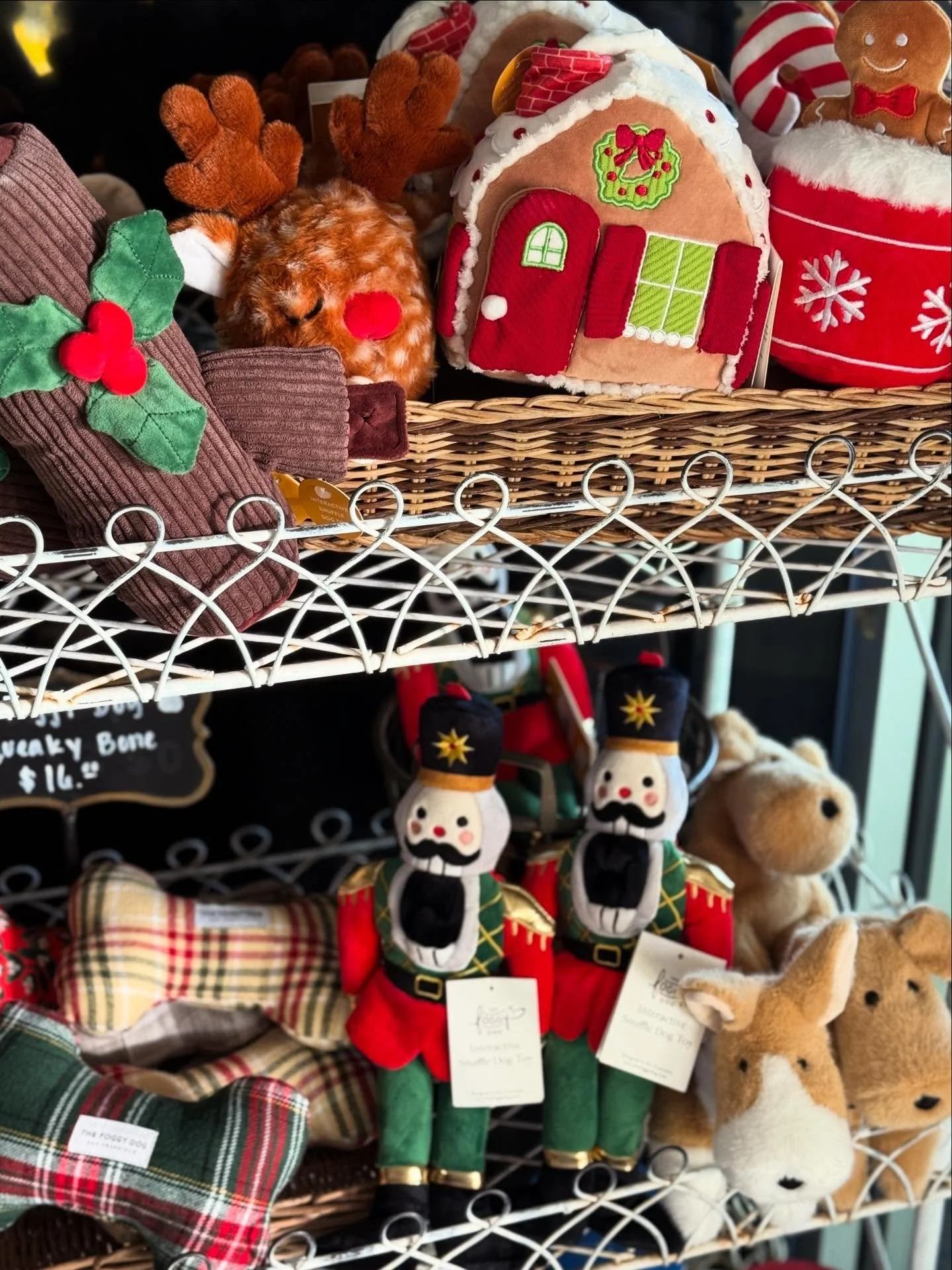 The cutest chew toys for your favorite pups 🦴
Perfect little gifts for dog lovers &amp; dog owners alike.
Stop by the Marketplace to shop these sweet finds from @thefoggydog