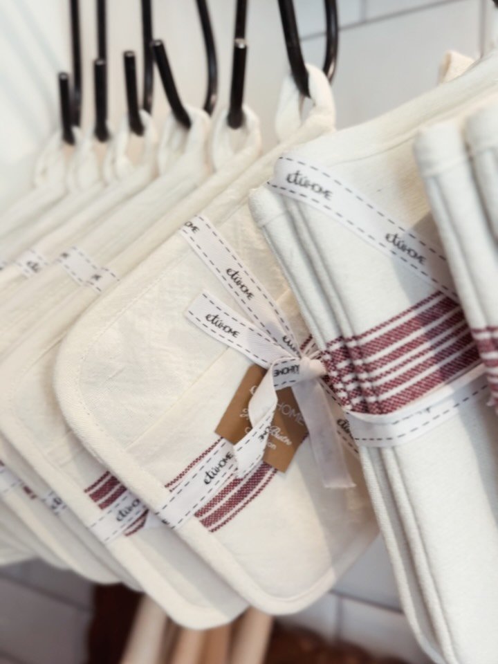 These @etu.home Home oven mitts &amp; potholders are made for cozy holiday cooking. Shop The Marketplace for these and other thoughtfully curated kitchen goods 🧑&zwj;🍳 

#christmas #holidays #cooking #chef #curatedkitchen #curatedhome #etuhome