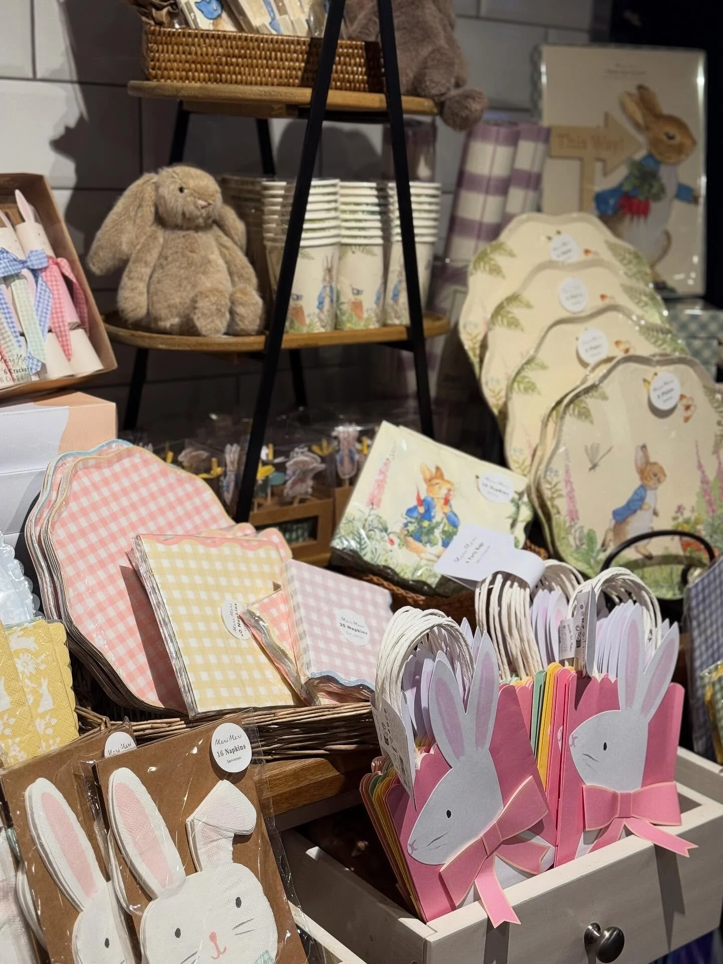 Dress your Easter table in the sweetest details 🐣🌷 From the cutest plates and napkins to darling gift bags perfect for makeshift baskets, we have everything you need to create a picture-perfect celebration for your little bunnies. Hop in and shop b