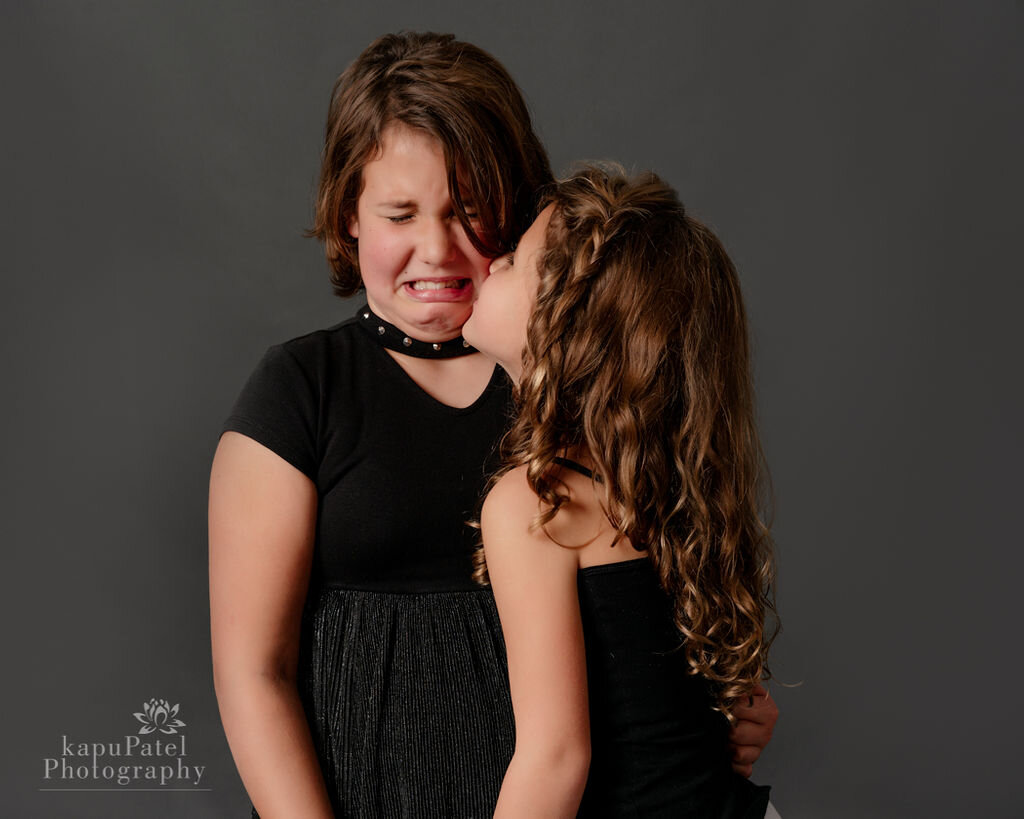 sisters-are-the-best-familyphotographer-westwindsor