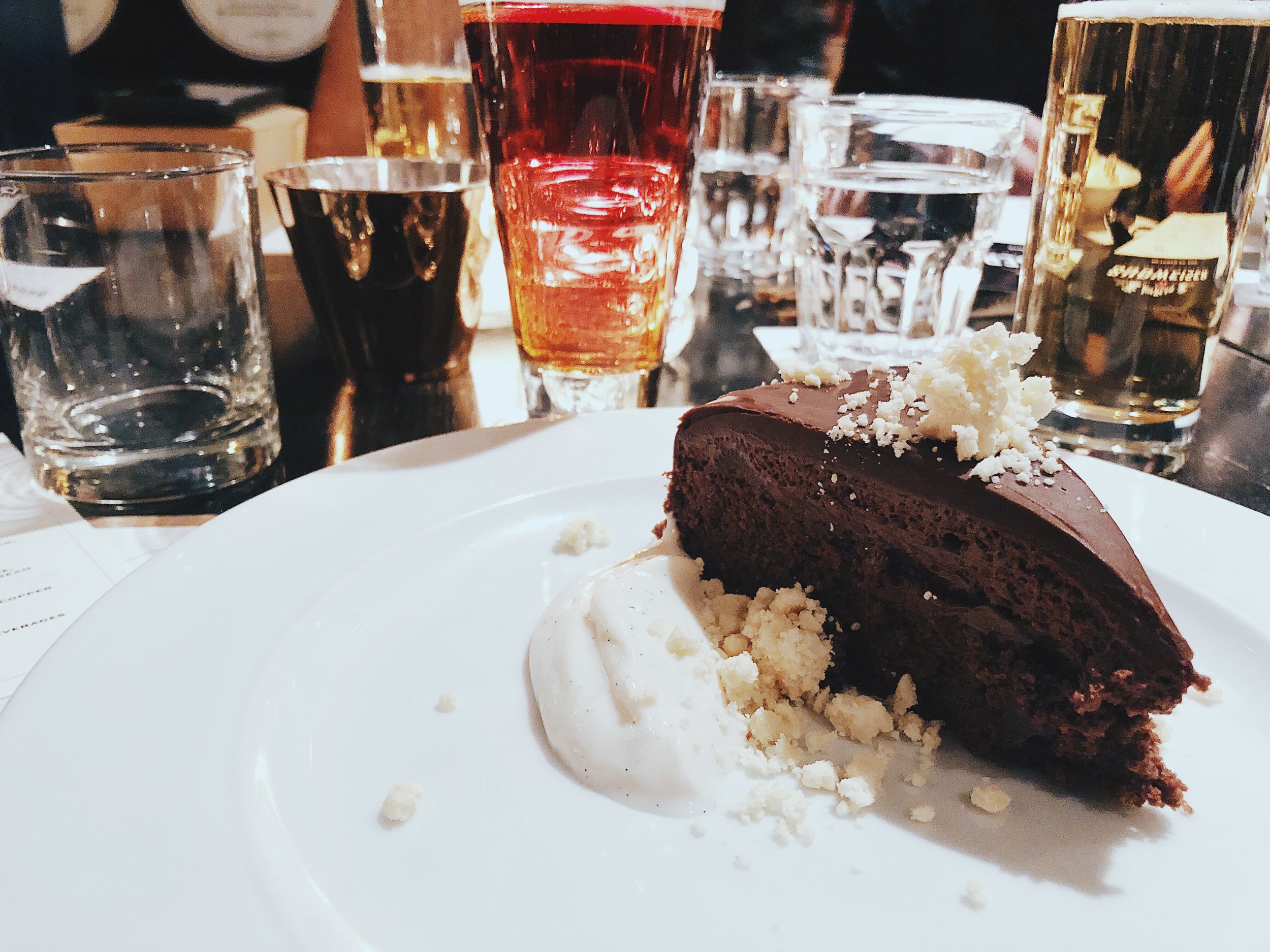 MOUSSE CAKE - dark chocolate, milk crumble