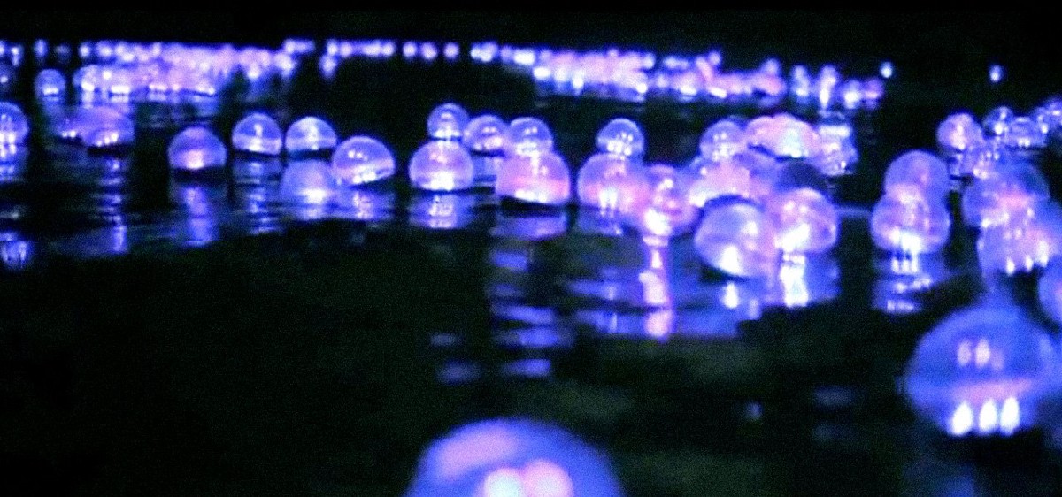 DurIng operation “Rios de Luz” (rivers of light), army and family members dropped clear plastic balls that were lit up and filled with messages and gifts up river from farc encampments, with the goal of letting farc members know that their families were waiting for them to celebrate christmas together.