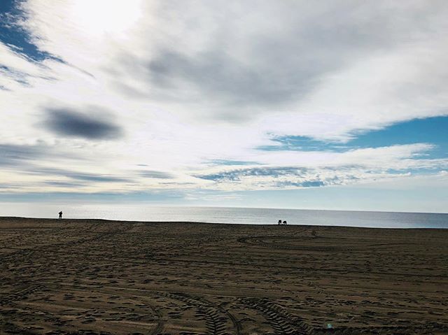 The calm before Memorial Day Weekend! ☀️#justanotherdayattheoffice #hamptonbeach #thecandycorner