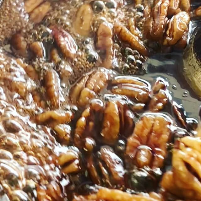 Cinnamon glazed pecans anyone?? 👀 #getinmybelly #nuttybavarian #thecandycorner #lifeisshorteatcandy