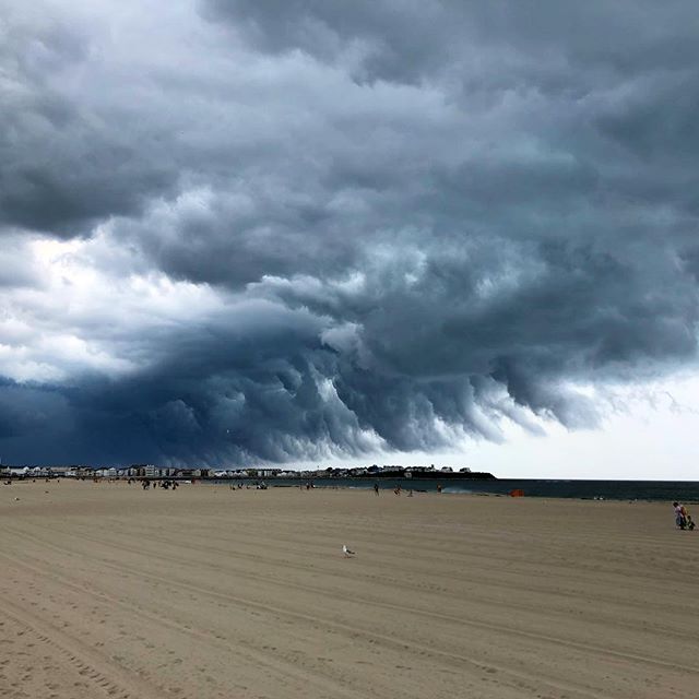 Nothing will clear a beach quite like this cloud! 💨 #stormsacomin #hamptonbeach #thecandycorner