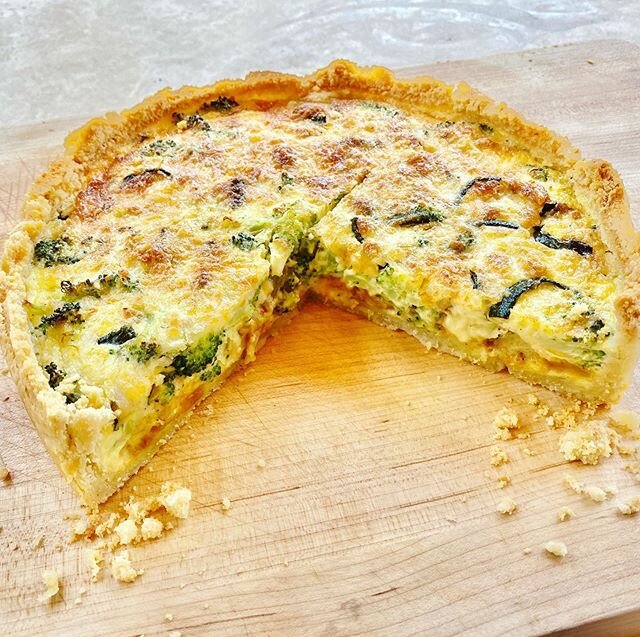Made this delicious vegetarian keto quiche today, a rich almond flour crust which is crispy, flaky and buttery, my all time favourite crust recipe. The filling is broccoli, zucchini, caramelised baby onions and a mix of gruyere and Parmesan cheese wi