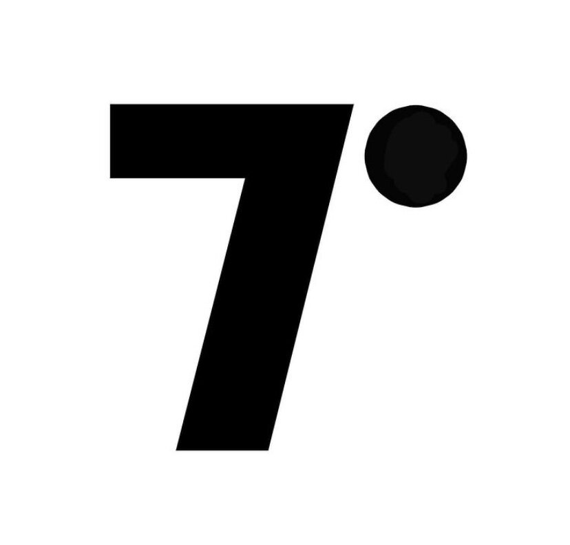 7°