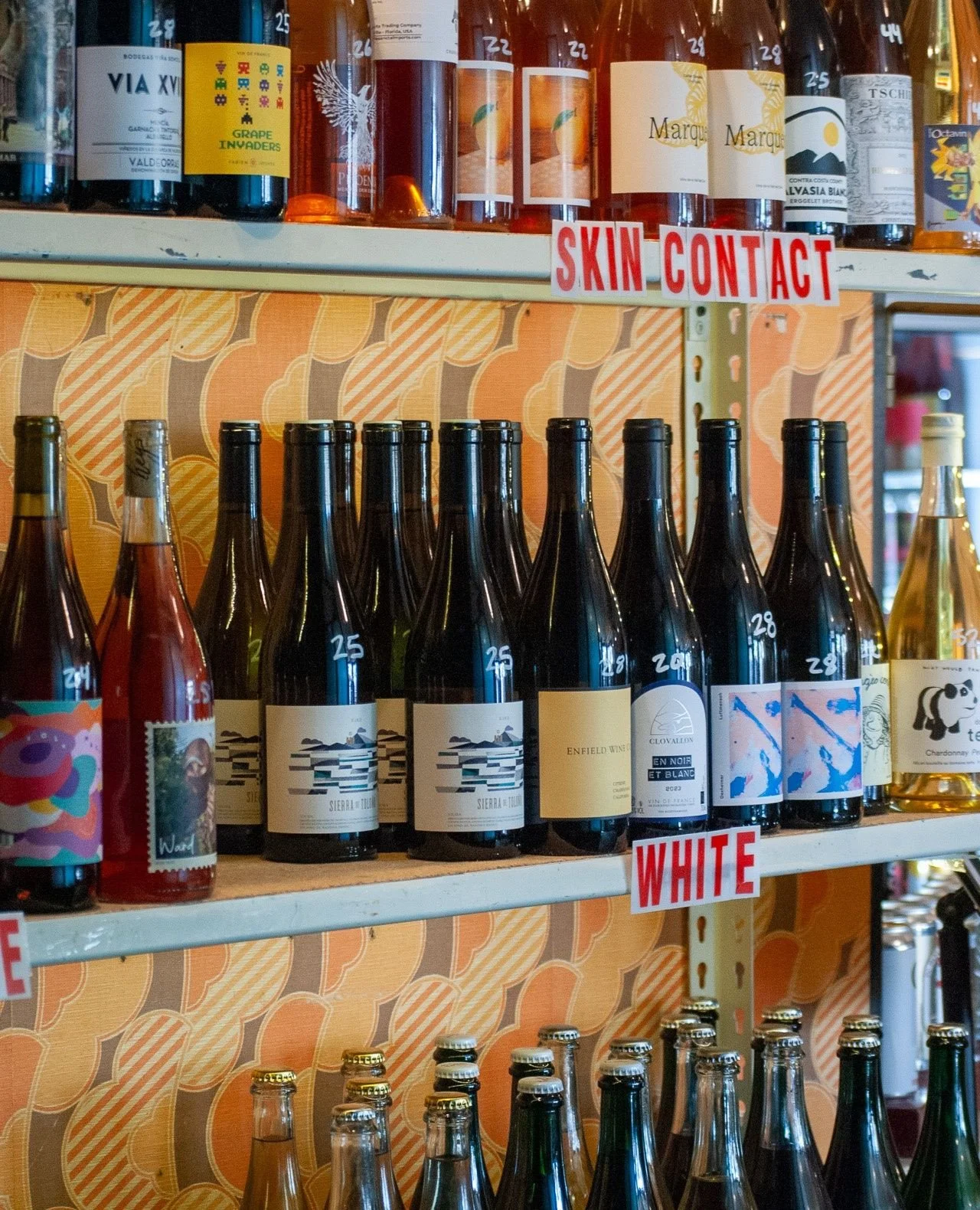 Need a bottle for your next dinner party? A housewarming gift for your too cool for TJ's wine friend? Just looking for a yummy lil porch pounder to get you through the heat? ⁠
Look no further than the Sonny's to-go shelf! We've got fun natural wines 