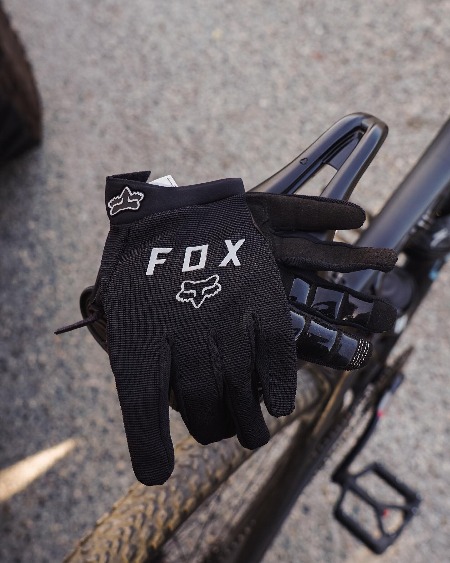 @ridefoxbike / @foxmtb been rocking these Ranger Gel gloves and they are super comfy. Prior to these I had a set of amazon special gloves and they were awful! The fitment on these is nice, if you already know your gloves Size they are pretty true to 