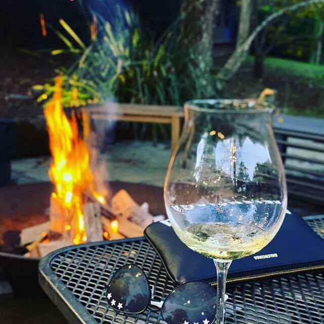 Long lunch followed by drinks around the fire pit. Perfect Sunday afternoon 💝💗 Hope your Sunday was fab xx #pamellis #pamellisinternational #jetsetdesigner #spicerstamarind #maleny