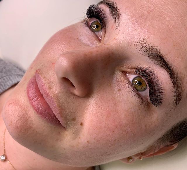 I. CAN&rsquo;T. STOP. LOOKING. AT. HER. LASHES.
[ #lashartist problems 😉]
&bull;
Volume // CC Curl .06 8-13mm