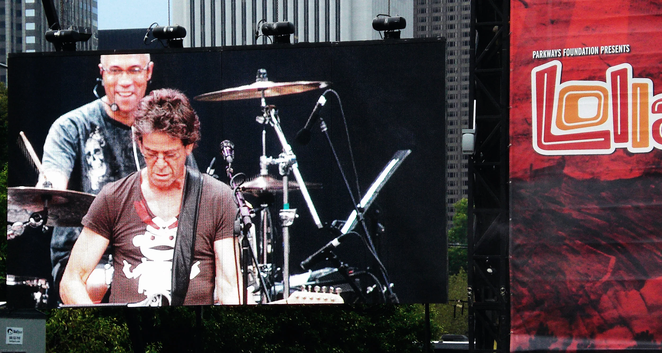 Lou Reed is The Coolest Old Man – He Even Does Karaoke!