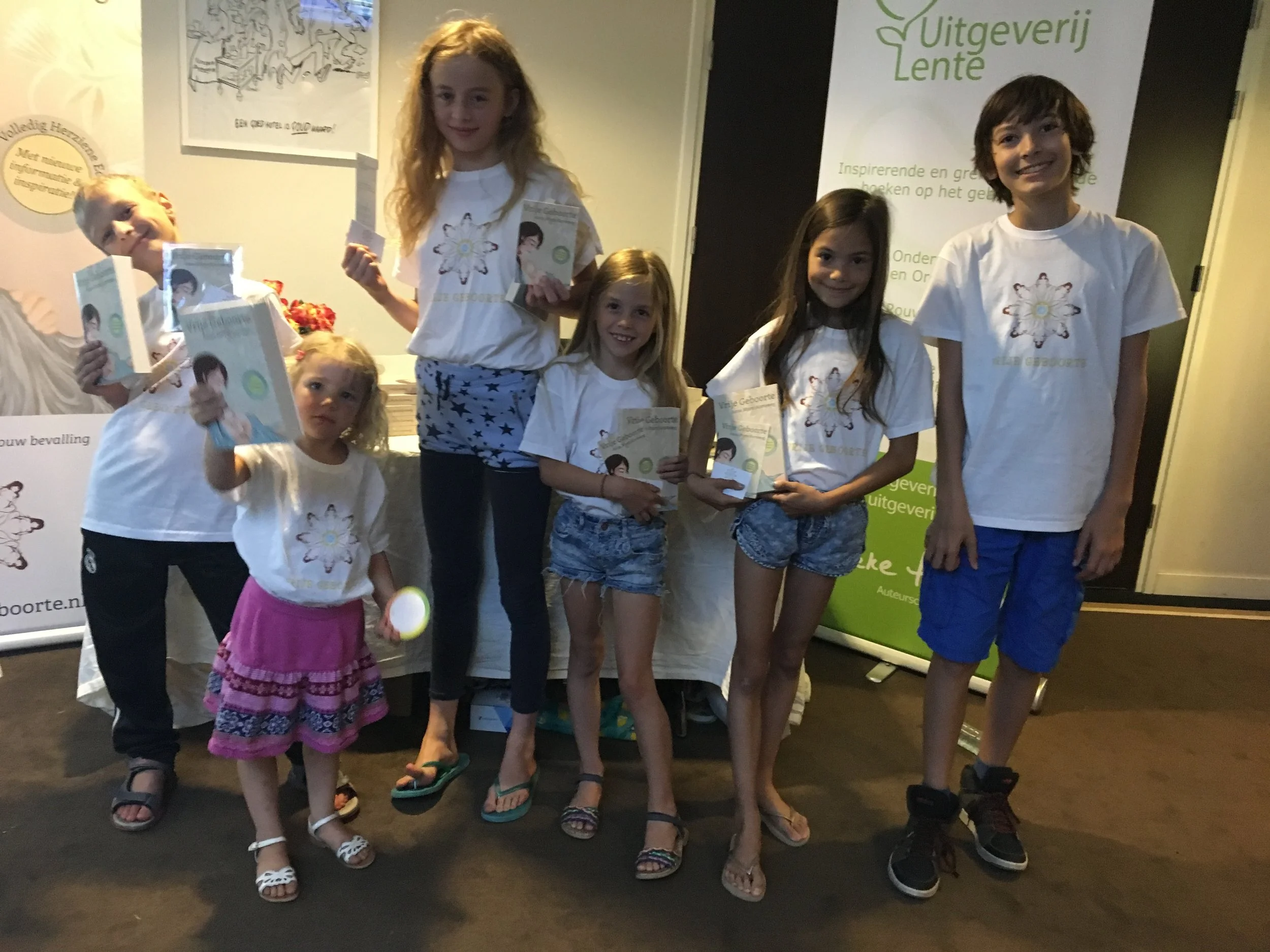 Ze zien eruit als een promotieteam, maar ze hebben de hele dag in het zwembad gespeeld (even voor de duidelijkheid, want iemand waarschuwde me per pb dat dit eruit kon zien als kinderarbeid 😱 ... )