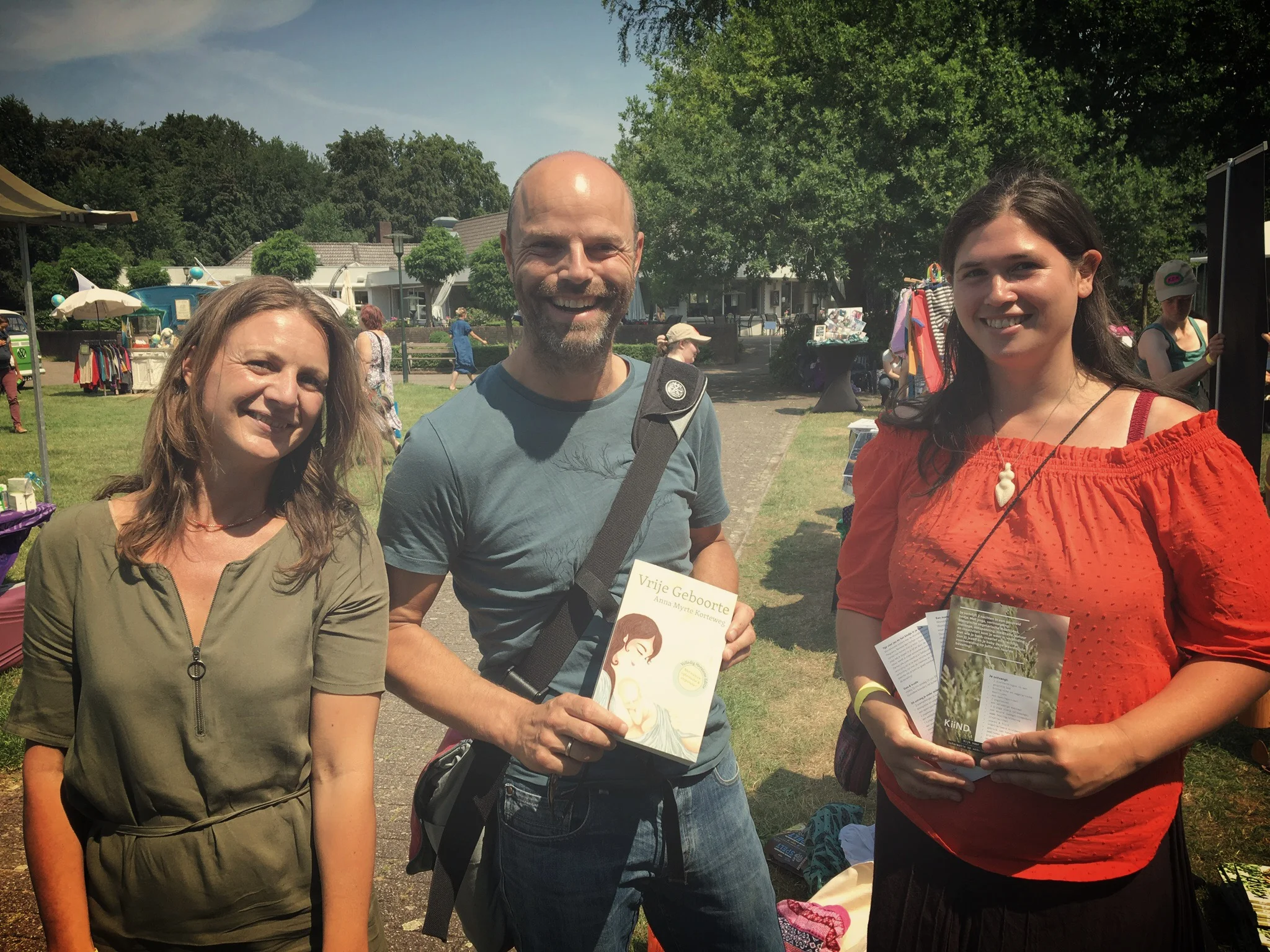 Jeroen de Jong van de Praktijkvader en Marjolein Vos van Wombfulness hebben waardevolle bijdragen geleverd aan de nieuwe editie van Vrije Geboorte.