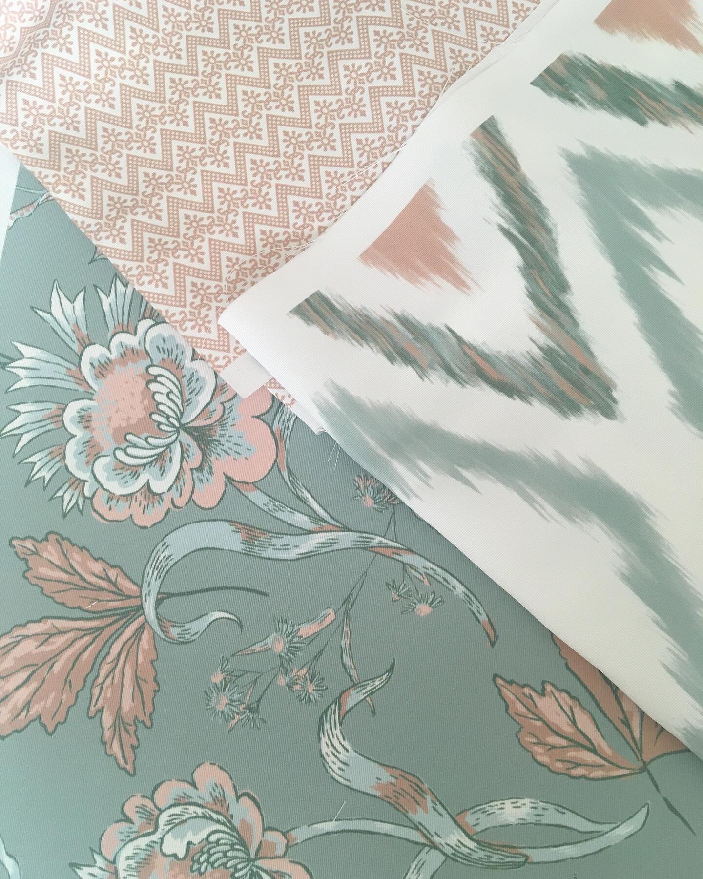 🤗 Zo leuk om mijn ontwerpen op deze proefdrukken te zien. Ze zijn goedgekeurd en zullen verschijnen op stoffen!! Zalig! 🍃🌸🍃#textieldesign #fabric #interiorfabrics #patterndesign #floralpattern