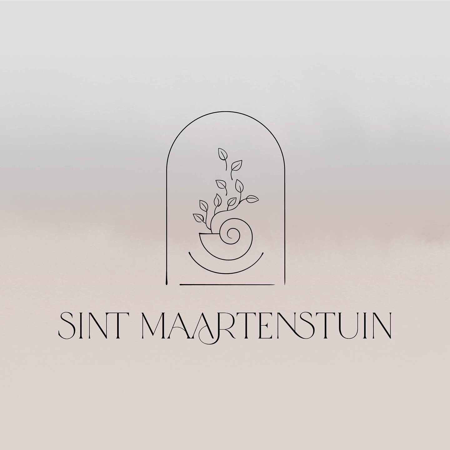 Ik heb mij kunnen uitleven bij het ontwerpen van dit logo. Ik hou van symboliek en dat kon ik helemaal verwerken in het logo van @sintmaartenstuin. 
@criemliesbeth organiseert lezingen en workshops rond persoonlijke ontwikkeling en zelf begeleid ze j