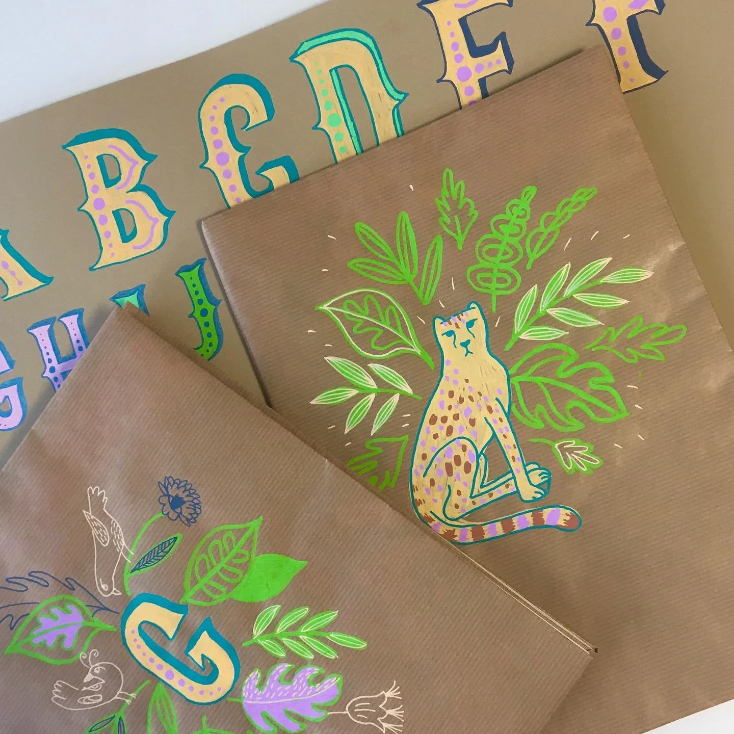 Ik werd gevraagd om live te illustreren op de &lsquo;Boekenkaftdag&rsquo; in de @bibieper8900. Kinderen konden uit deze ontwerpen kiezen. 🍃🐅🌴☘️🐯☘️☘️Materiaal: #posca #stiften #acrylmarkers!