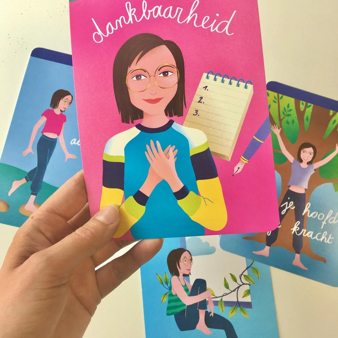 Laatste aanpassingen voor dit prachtig project van @gopalasofie. Sofie, die zelf jaren in het onderwijs werkte, wil met een speelse kaartenset de leerkracht en de kinderen tools aanreiken om veerkrachtig en bewust in het leven te staan. De kaarten zi