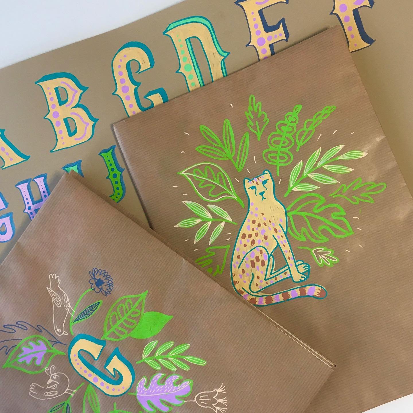 Ik werd gevraagd om live te illustreren op de &lsquo;Boekenkaftdag&rsquo; in de @bibieper8900. Kinderen konden uit deze ontwerpen kiezen. 🍃🐅🌴☘️🐯☘️☘️Materiaal: #posca #stiften #acrylmarkers!