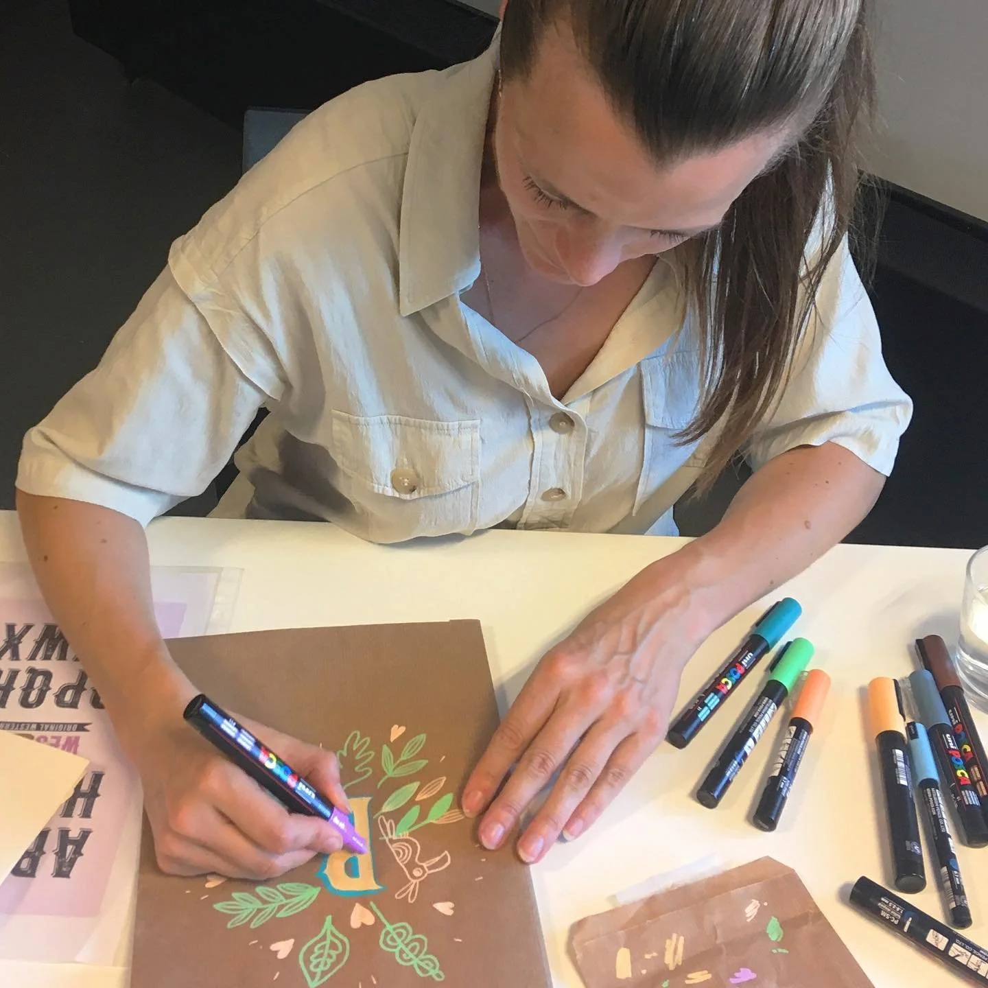 &lsquo;Boekenkaftdag&rsquo; in de @bibieper8900! Allemaal blije gezichtjes want ze konden naar huis met een gepersonaliseerd boek of schrift. Echt leuk om te doen.  Bedankt aan @co7cultuuroverleg voor de organisatie.
#illustratie #ieper #bibieper #po