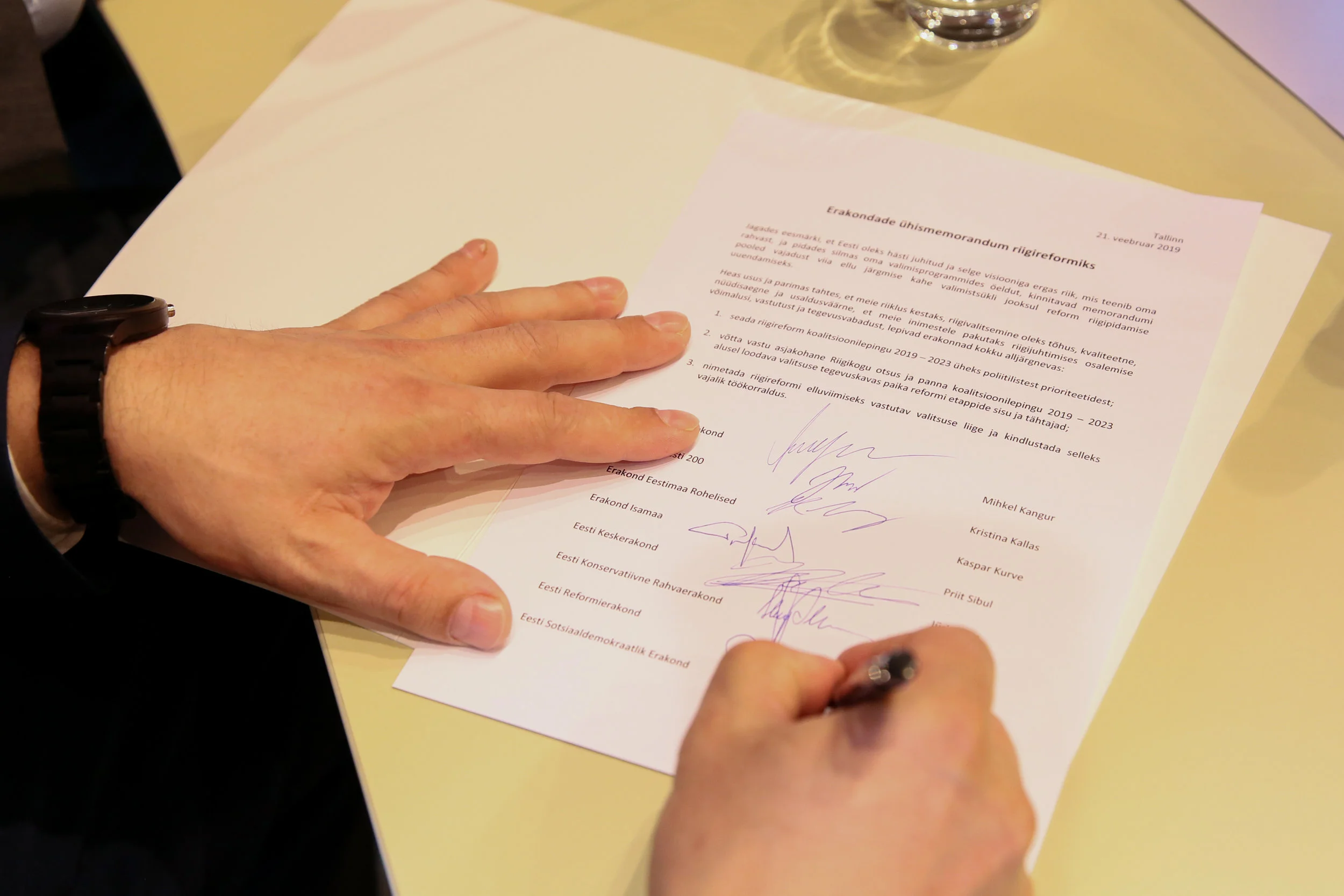 AJALOOLINE HETK: Riigireformi ühismemorandumile on andnud allkirja koguni kaheksa erakonna juhatuse liikmed ( foto: Kristi Kamenik).