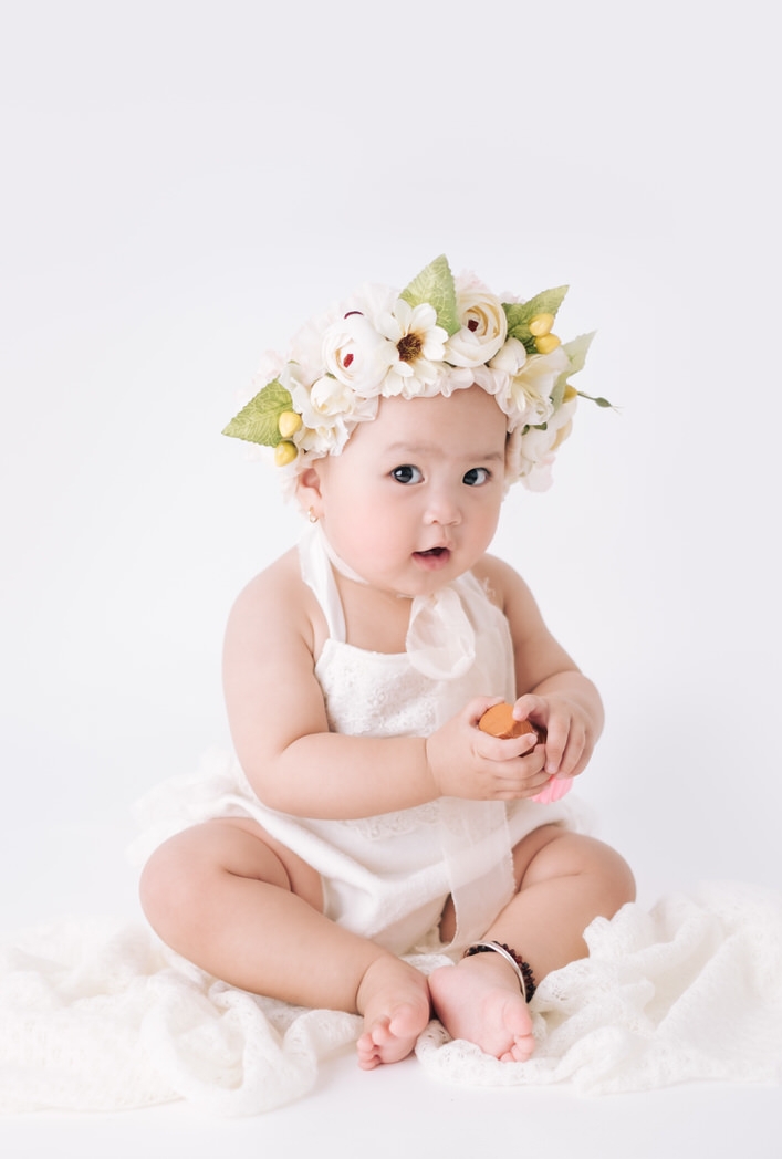 [Little beauty in white]