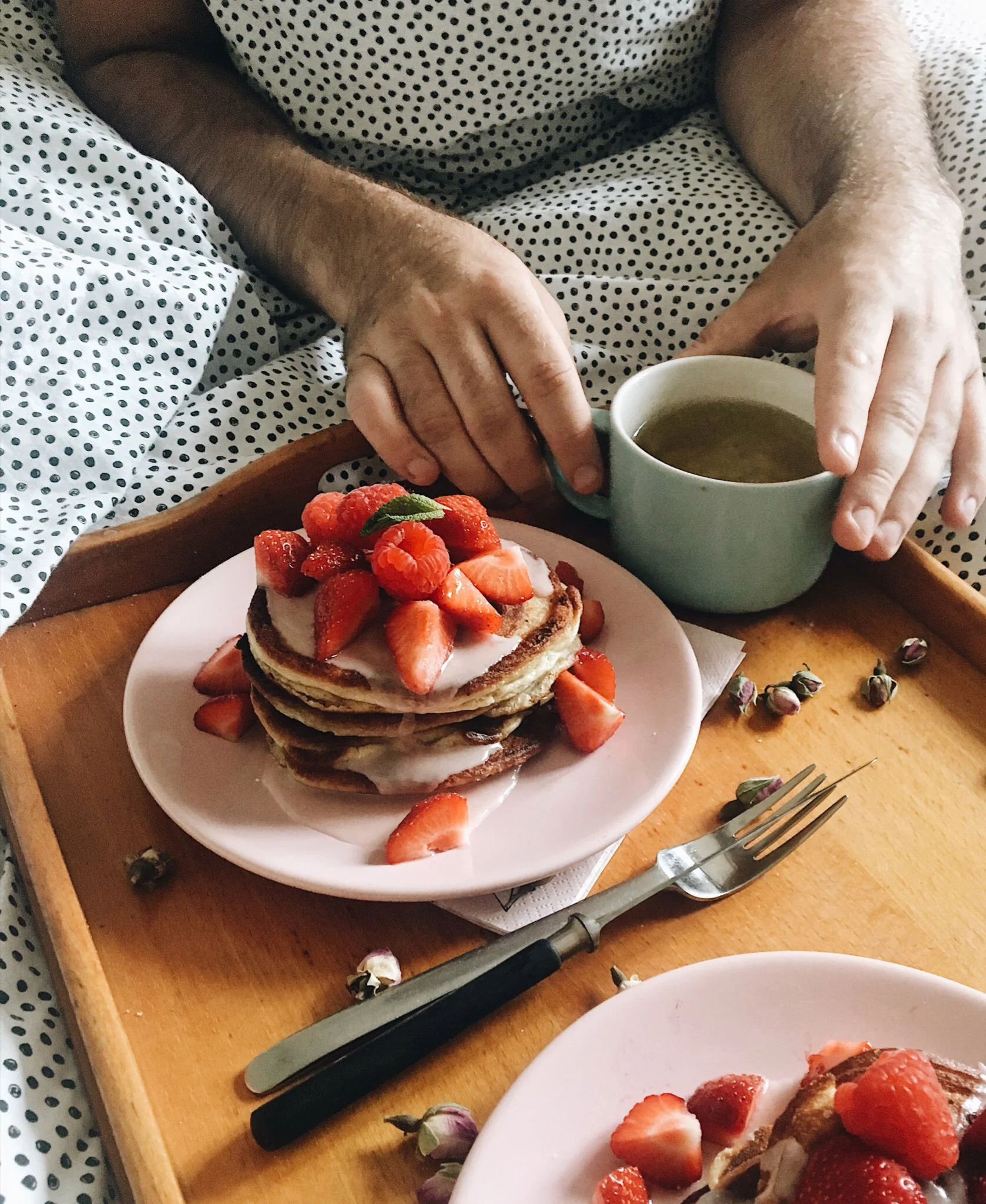 Pancakes met maanzaad, vanille & rozenwaterglazuur