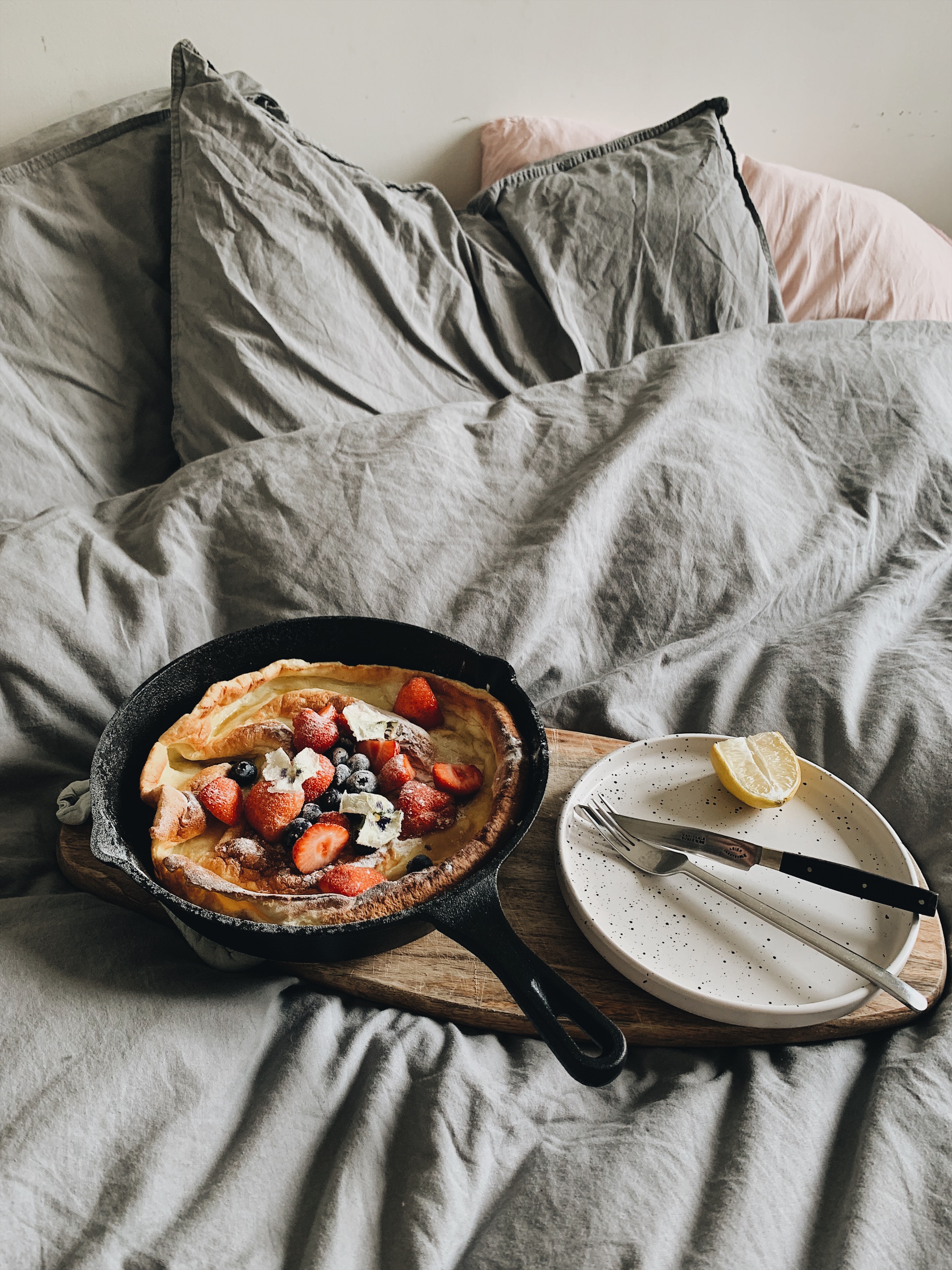 Dutch baby met versuikerde viooltjes