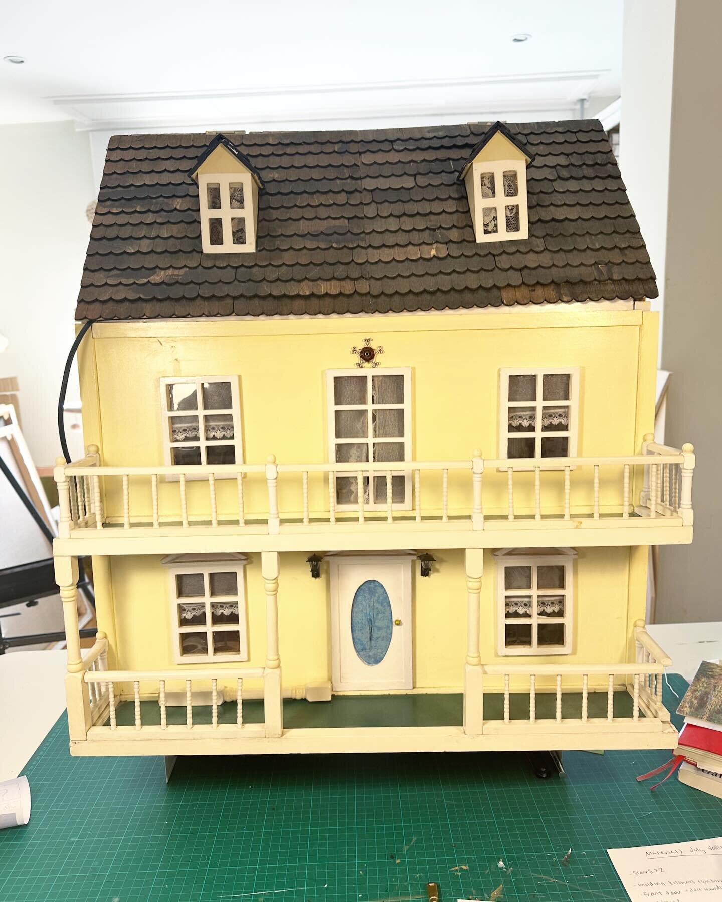 I&rsquo;ve been waiting a very long time for a vintage dollhouse to come across my path so that I could buy it, remodel it, and surprise my niece July. 🏠

So when I found this dollhouse for sale on Wallapop for &euro;49, with local pick up just outs