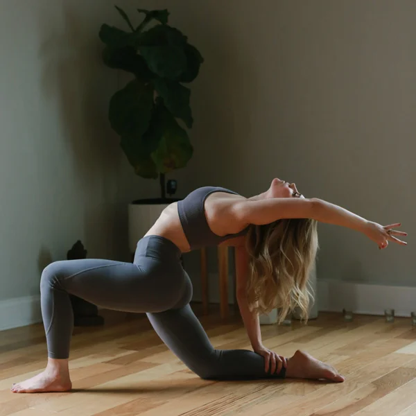 kompose-instructors-pose-emily.jpg