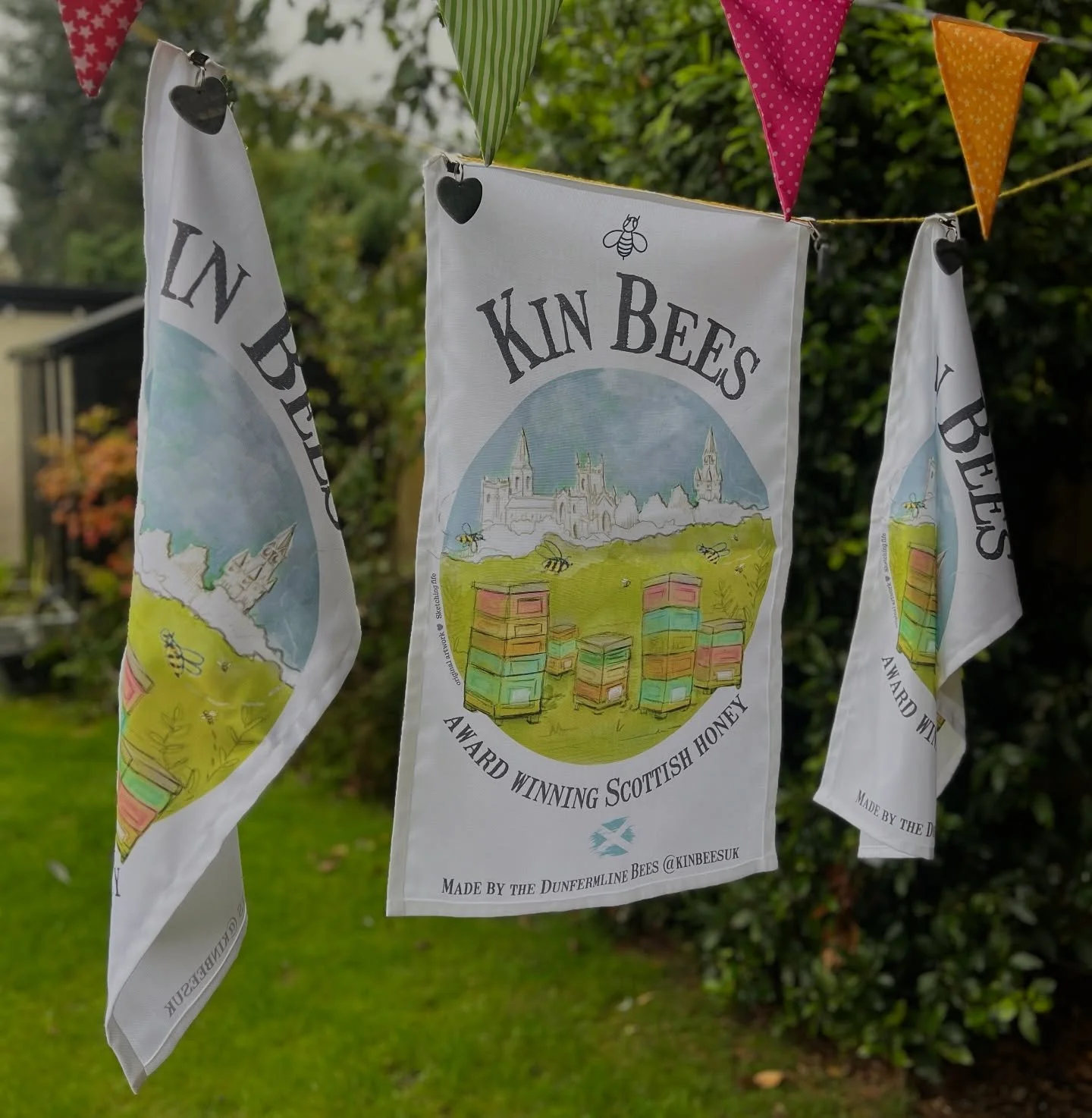 🍁Autumn has arrived &mdash; and so has something special from Kin Bees!

We&rsquo;re excited to introduce our brand new organic cotton tea towel! 🐝

Made right here in the UK and featuring exclusive artwork by local artist Cara Shanley of Sketching