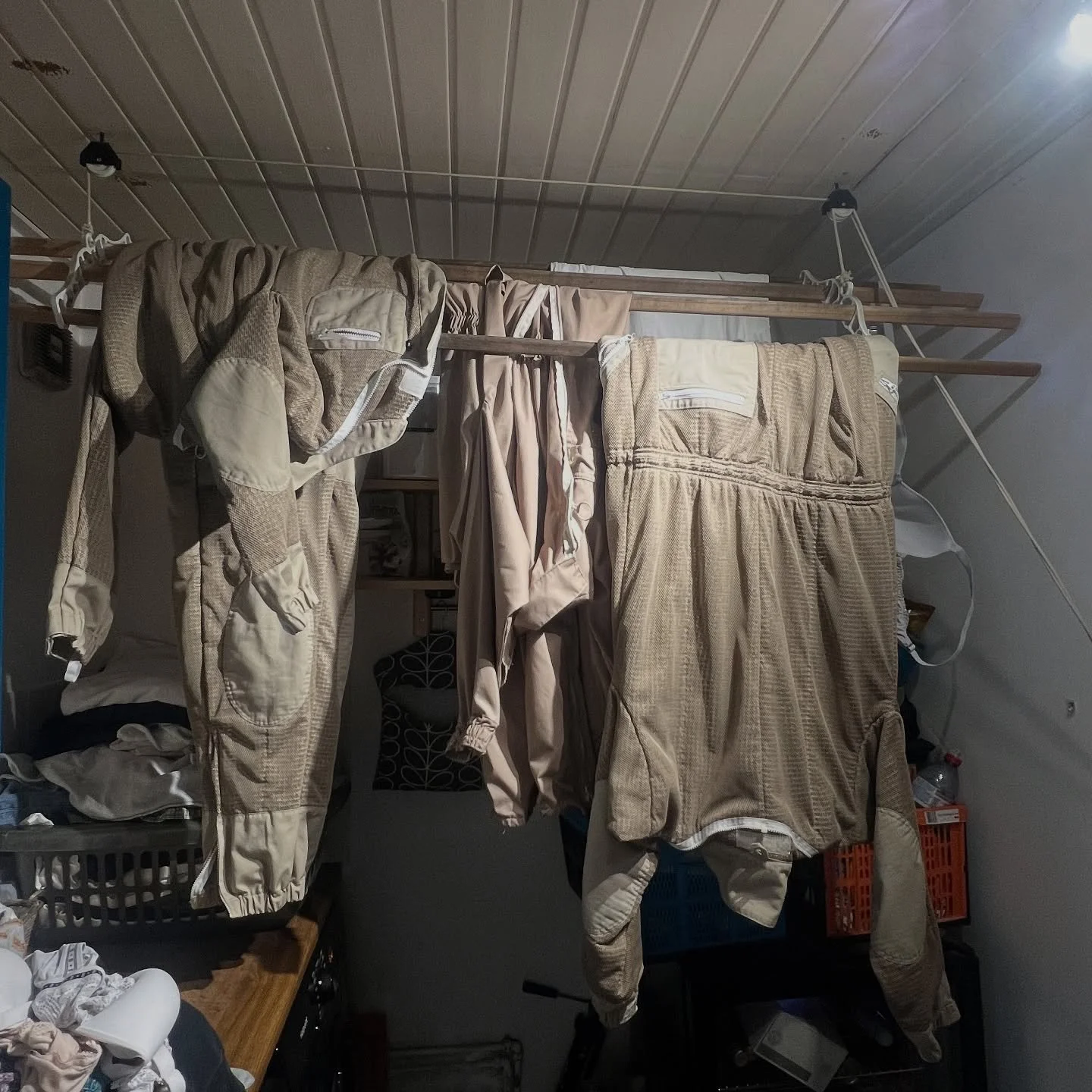 It&rsquo;s all very well washing beesuits - it&rsquo;s the putting the hoods back on that blows my mind 🤣

#beekeeperslife