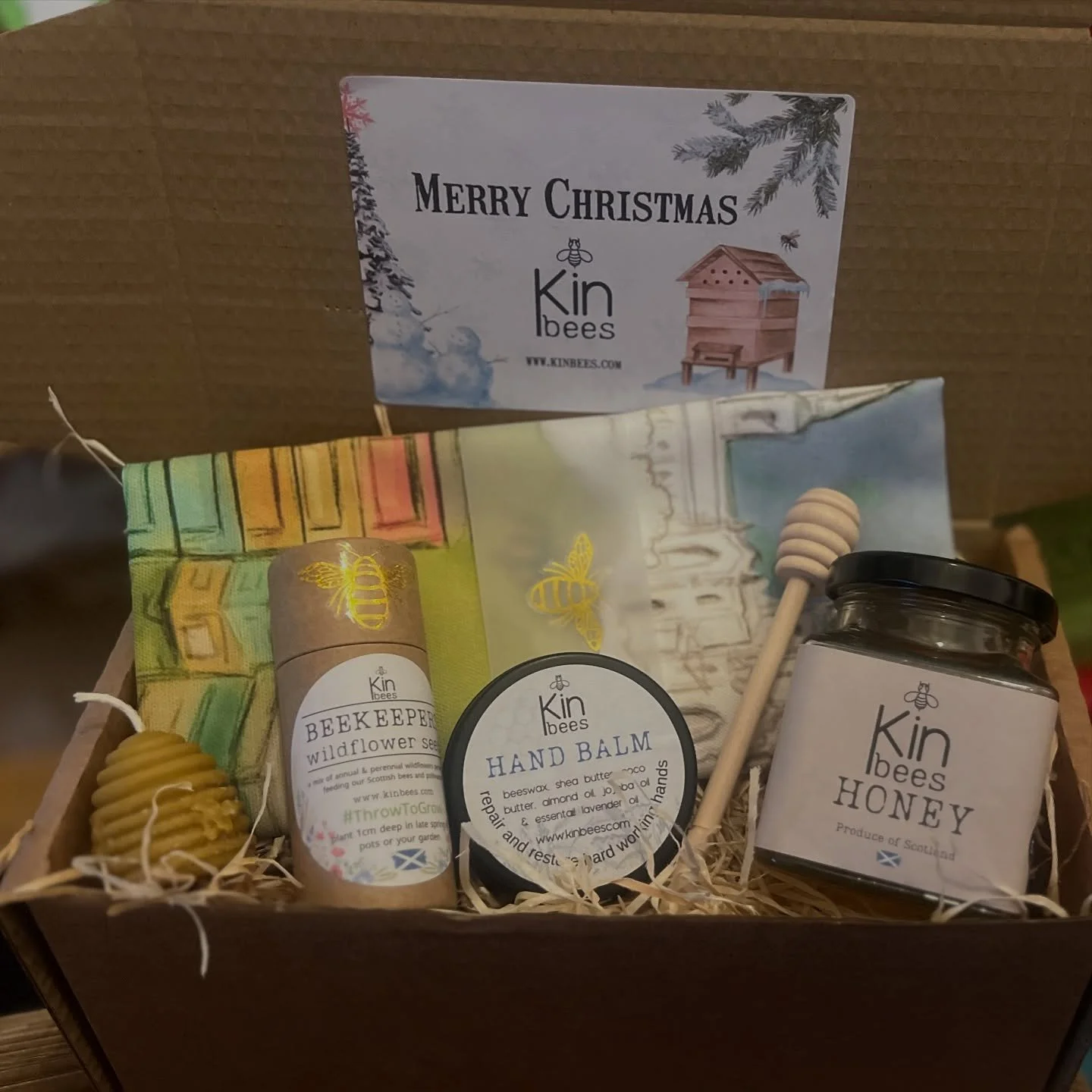 This years BEE FESTIVE GIFT BOX is now available for pre order (dispatching wc 17th Nov) in the web web shop. Click the pic to shop! 

Packed with best selling goodies including one of our new organic tea towels and of course a jar of our delicious h