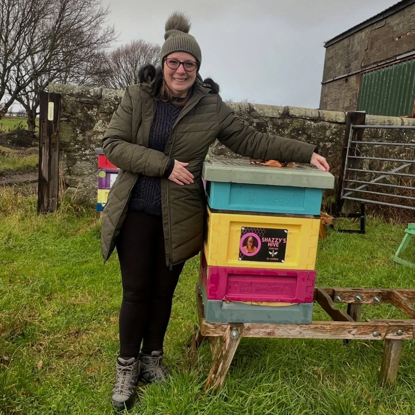 Dodging the showers this afternoon to help Sharon put her new hive sign on. &lsquo;Shazza&rsquo;s partner sponsored a hive for her as a surprise and she couldn&rsquo;t be more delighted with having her own hive for the year and the delicious jars of 
