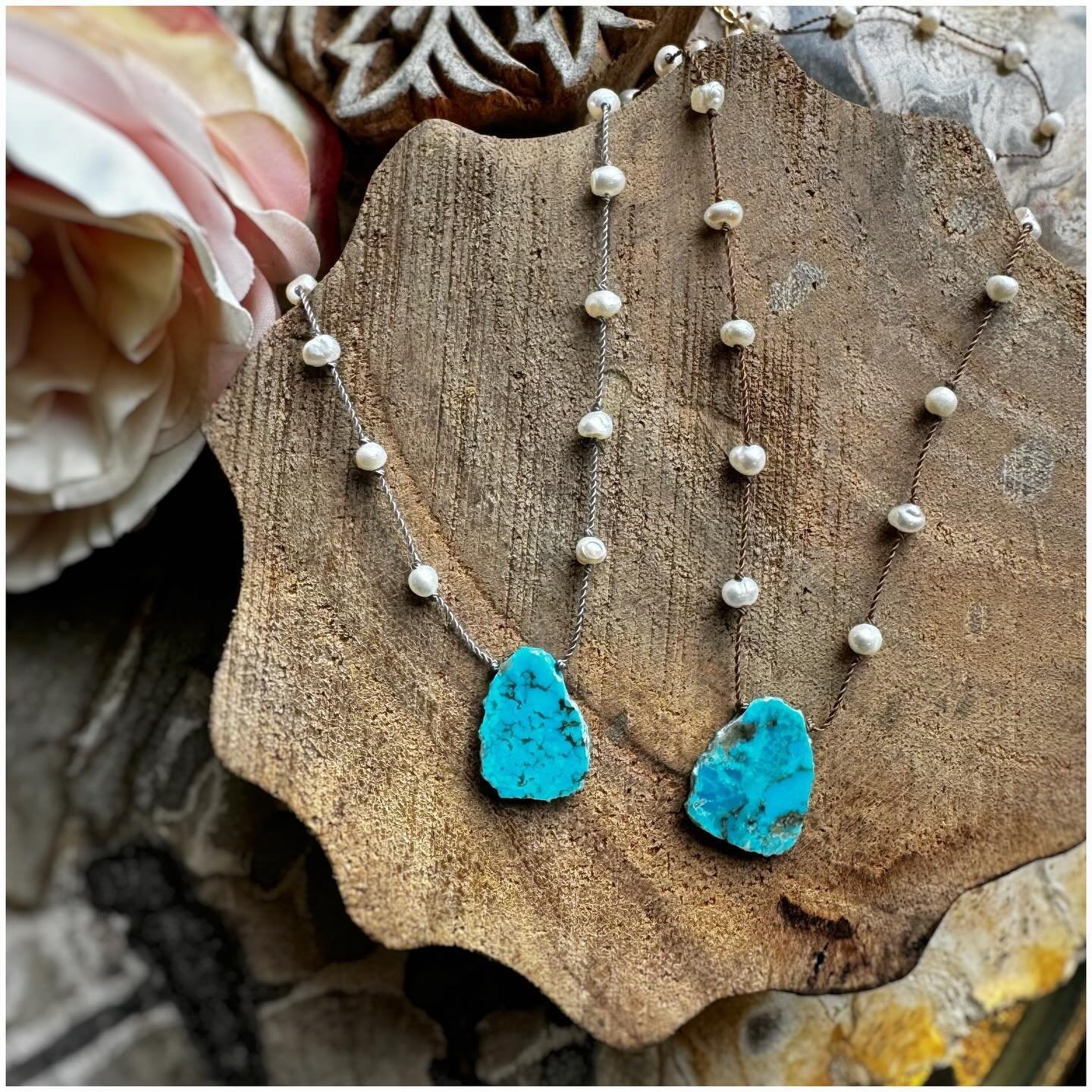 Happy Friday!! Do we need some Turquoise ...YES, I think we do!!! I came across these gorgeous live-edge Turquoise slices a few months ago. So I let them sit on my table for a month or two waiting to talk to me. I really wanted to do them justice ...