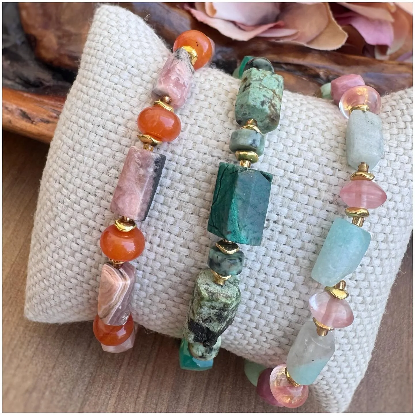 Happy Friday!! Oh how we love our bracelets!! I know I do. Day to day, I probably focus on bracelets more so than necklaces / earrings / rings ...because its actually pretty easy to throw on a bracelet stack and just be done. Even though I work from 