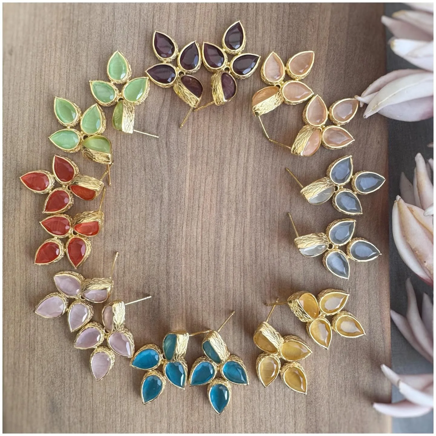 Happy Fall Friday!! This is a fantaaaastic Friday Feature ...and I&rsquo;m really excited about it. I love statement earrings ...mainly because I think they are so flattering, and can make ANY outfit immediately elevate ..quite easily in fact. The pe