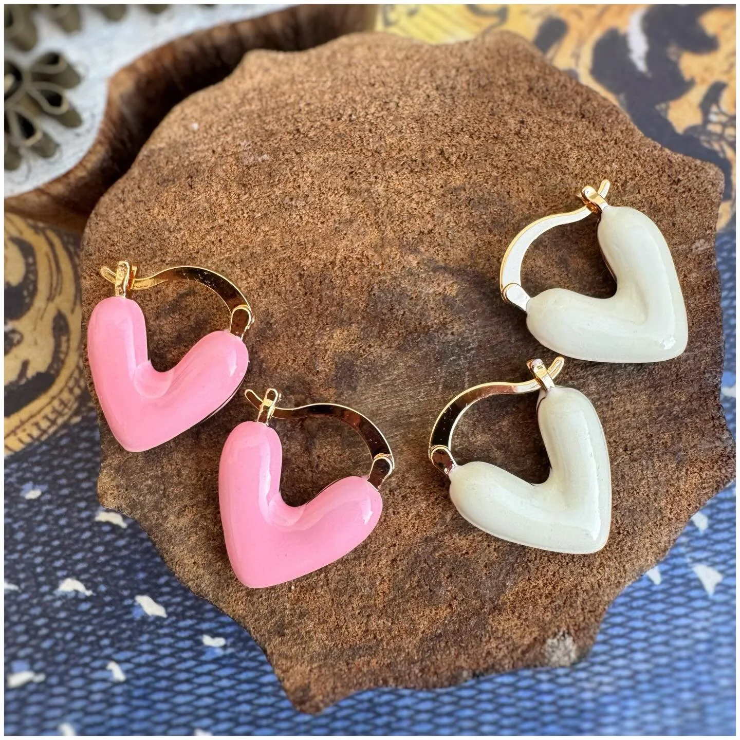 Happy Friday. And Happy &ldquo;soon to be&rdquo; Valentine&rsquo;s Season. While I&rsquo;m not currently there in the states ...I imagine the stores are starting to pull out all their pink &amp; red candy boxes, flower shops are changing up their win